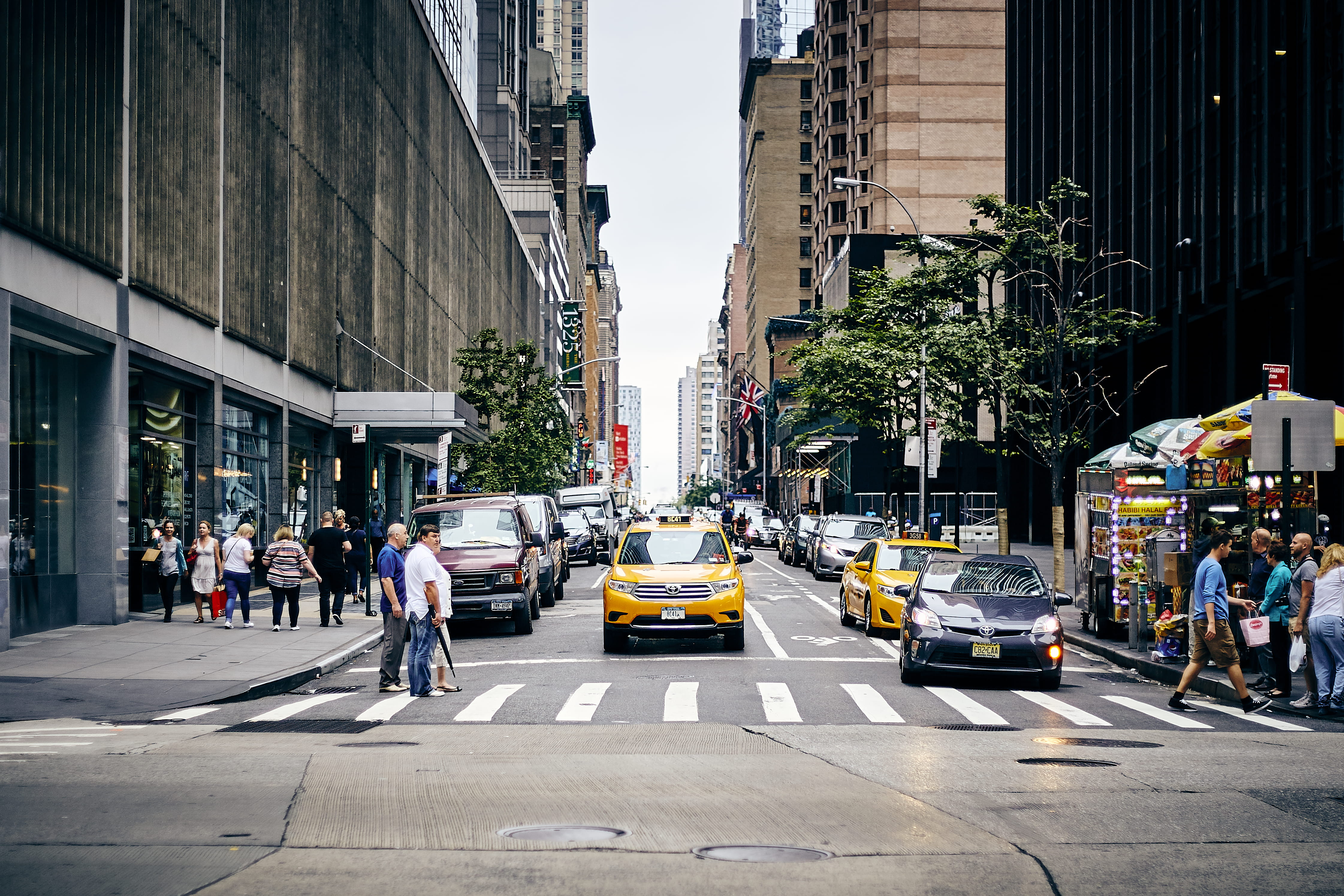 road, transportation, office building exterior, real people, buildings, city life, city, city street, 4K, incidental people, outdoors, walking, land vehicle, HD Wallpaper