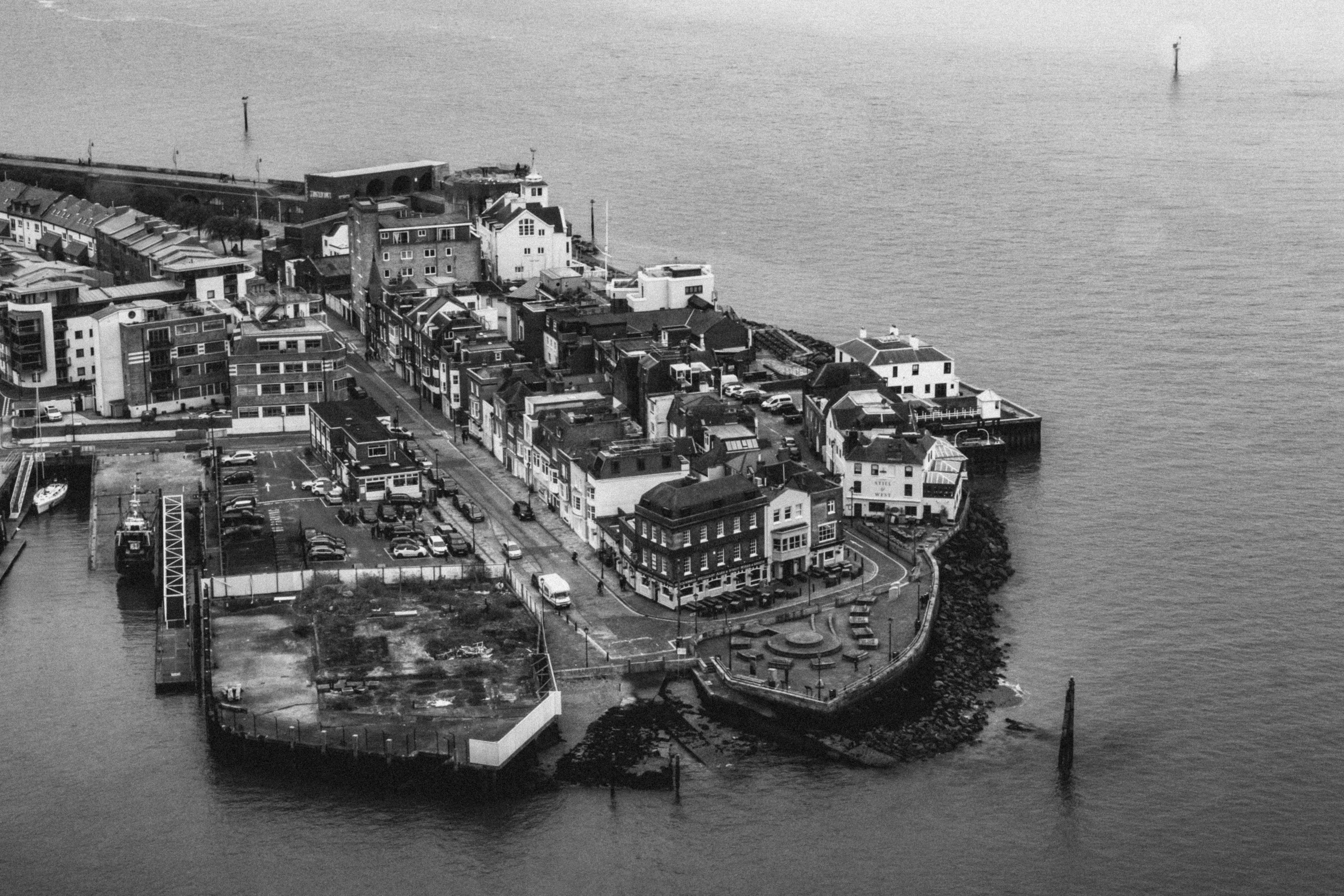 architecture, united kindom, built structure, military, photography, navy, pier, nature, cruiser, high angle view, day, transportation, city, ship, grayscale, HD Wallpaper