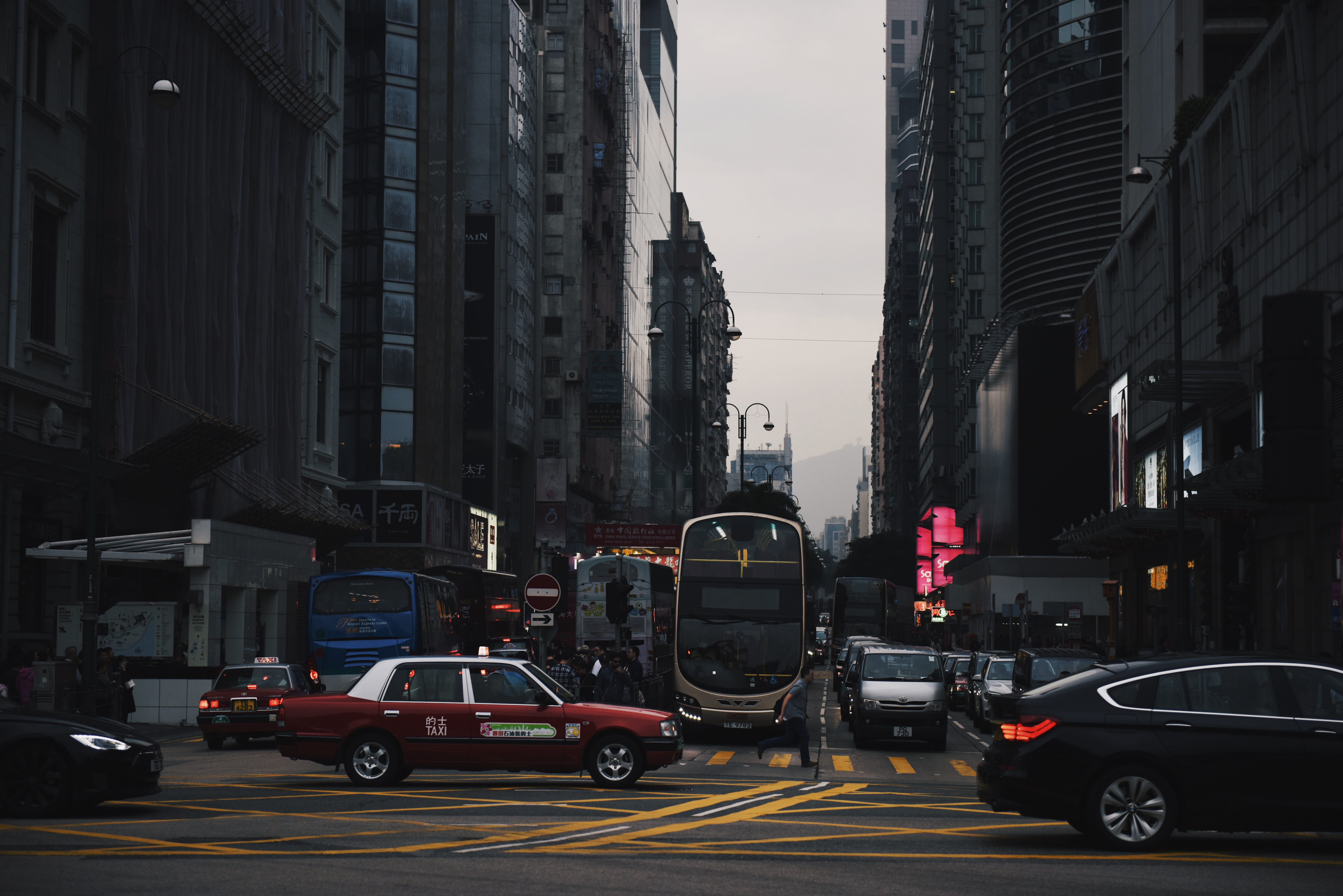 car, 5K, tsim sha tsui, office building exterior, road, traffic, city life, on the move, architecture, incidental people, motor vehicle, building exterior, HD Wallpaper