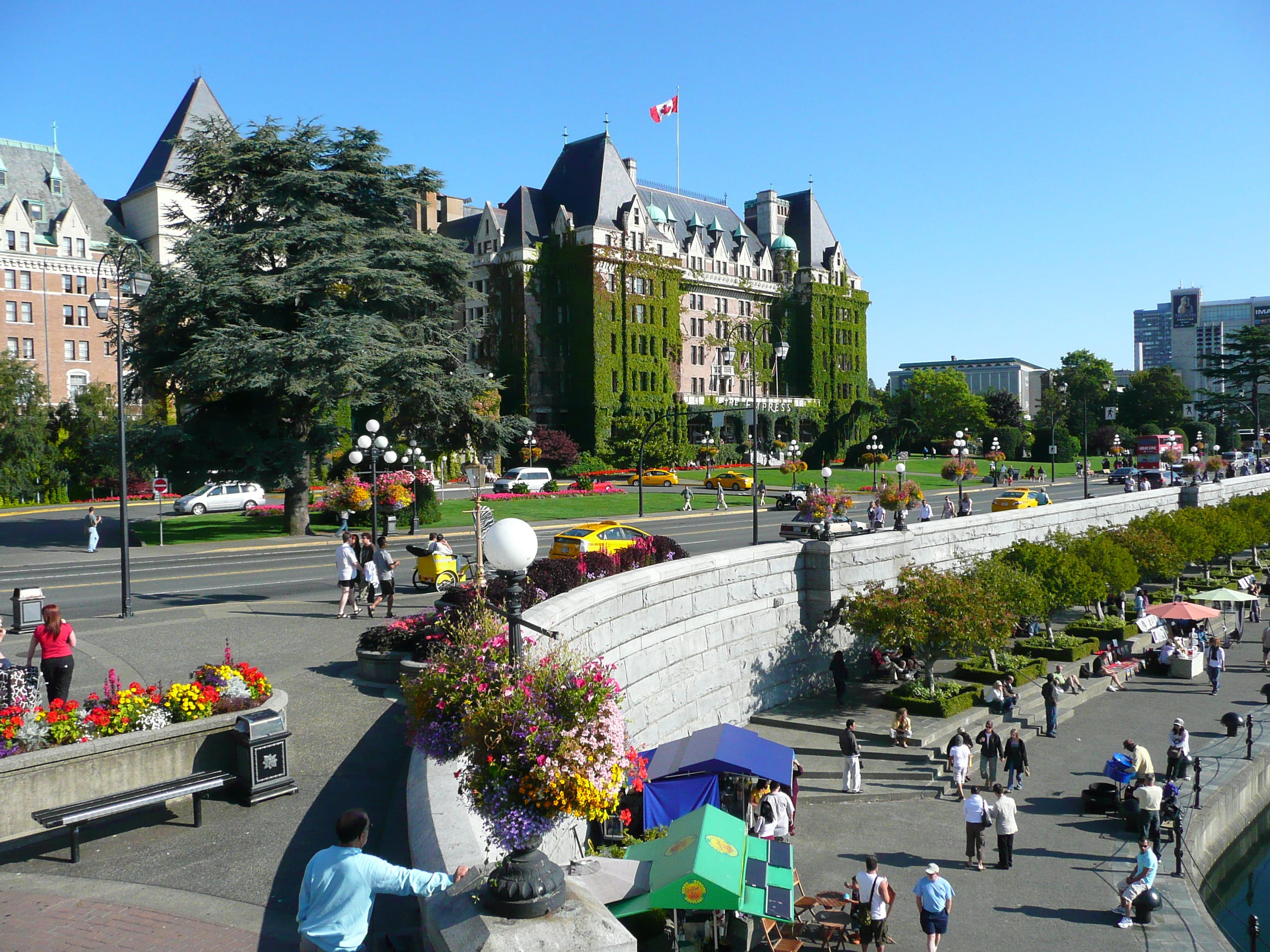 urban Scene, crowd, road, plant, City, city life, British Columbia, Victoria, 2K, harbor, large group of people, city street, empress hotel, tree, nature, HD Wallpaper
