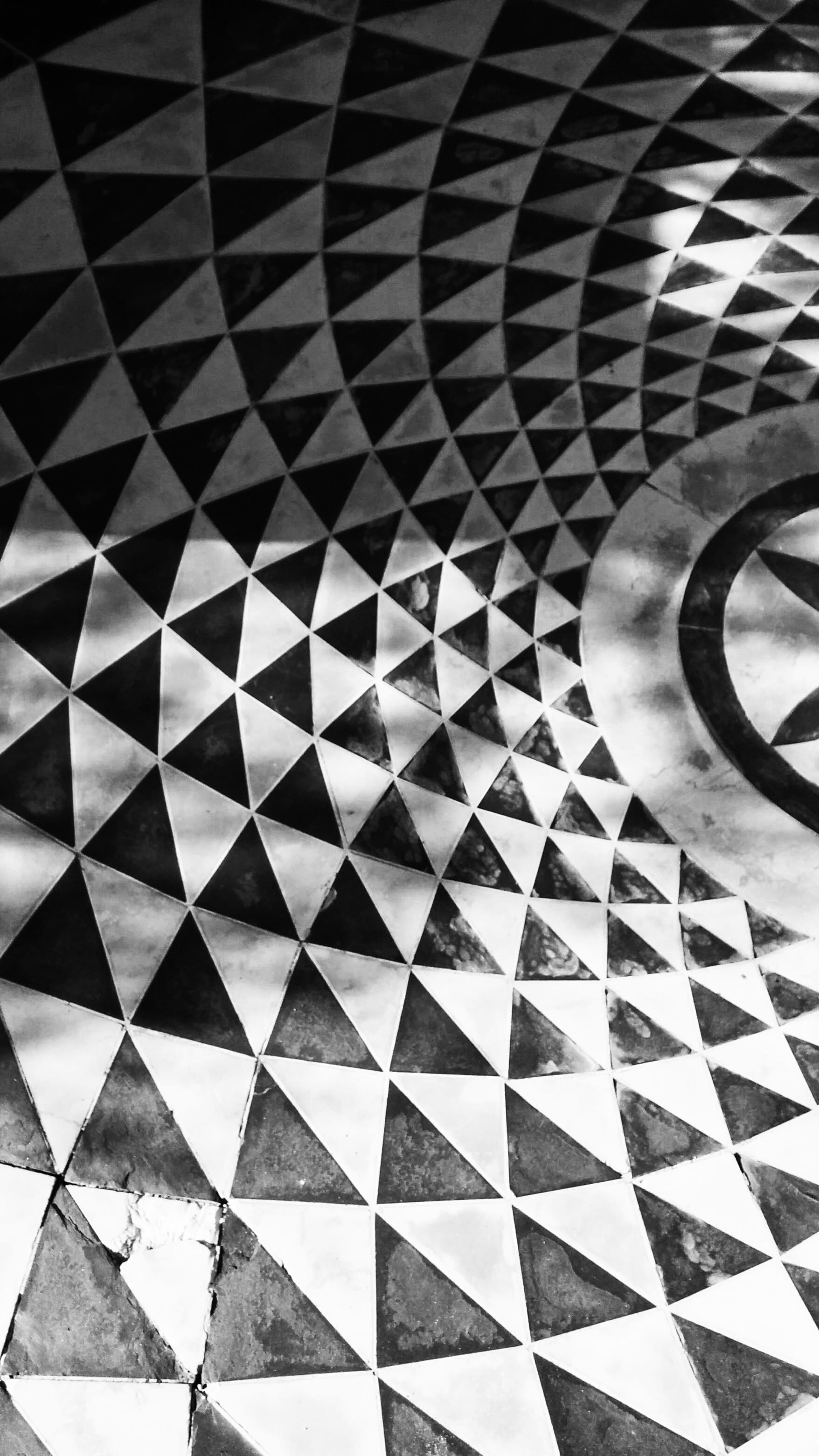 high angle view, shape, los angeles, floor, triangles, the getty villa, geometric shape, flooring, still life, pattern, auto post production filter, tiled floor, Phone HD Wallpaper