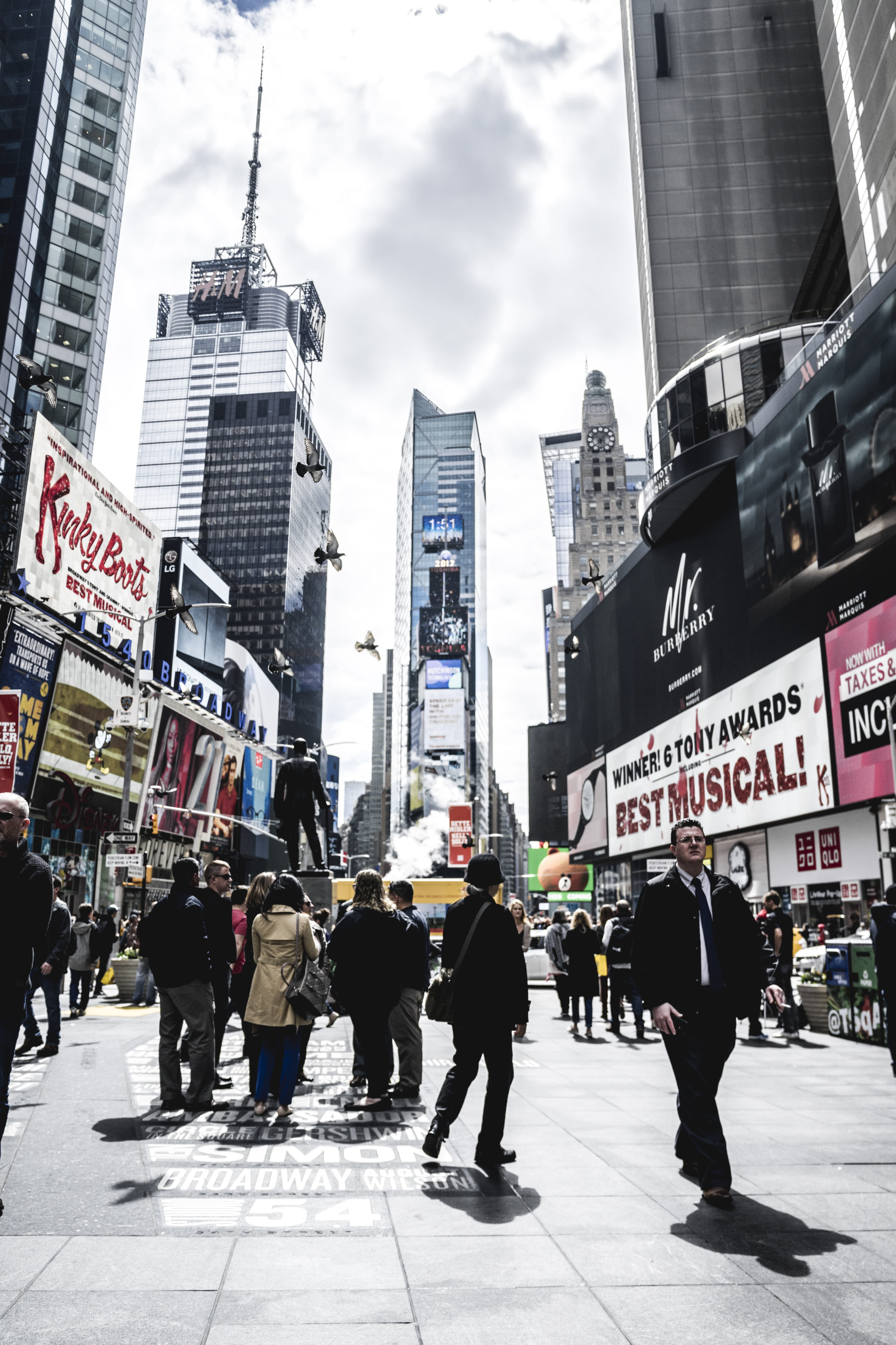 urban, real people, group of people, women, crowd, text, office building exterior, nyc, men, city, adult, large group of people, building, road, architecture, Phone HD Wallpaper
