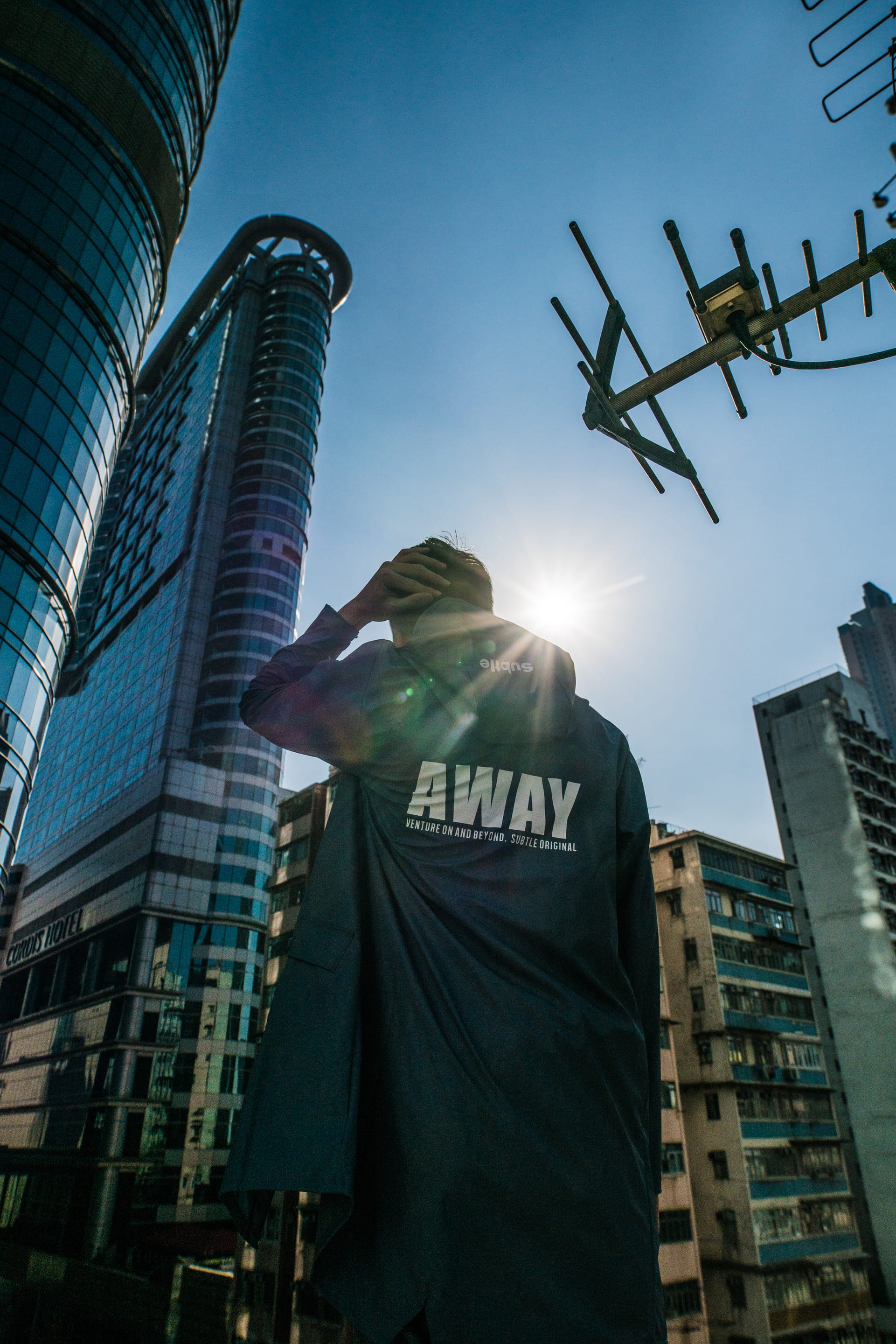 man, neighborhood, high rise, sunlight, sculpture, column, urban, person, sunbeam, 2K, lens flare, day, mong kok, built structure, office building, statue, Phone HD Wallpaper