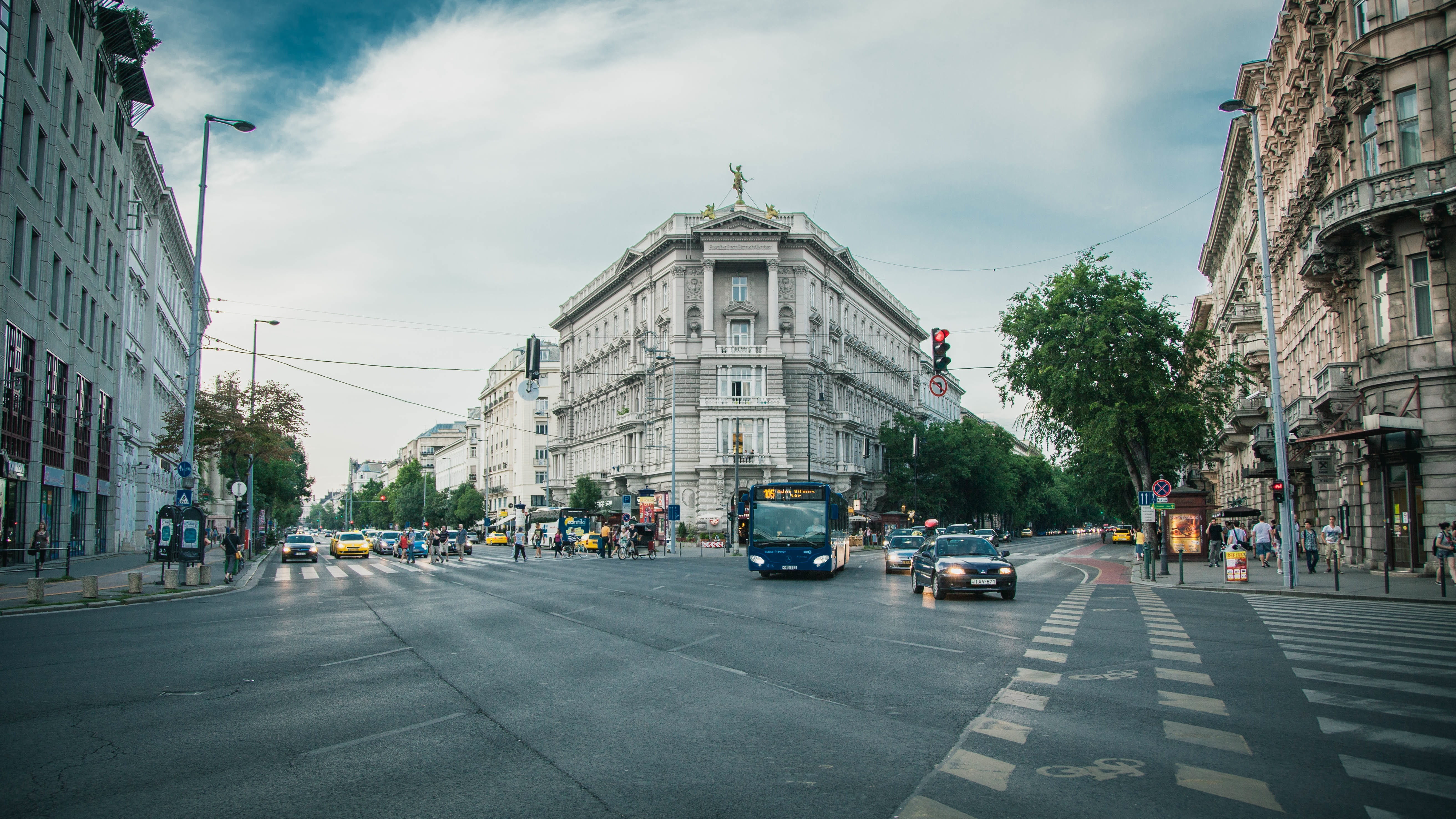 motor vehicle, day, architectural, road, mode of transportation, downtown, car, transportation, outdoor, built structure, cloud - sky, buildign, incidental people, HD Wallpaper