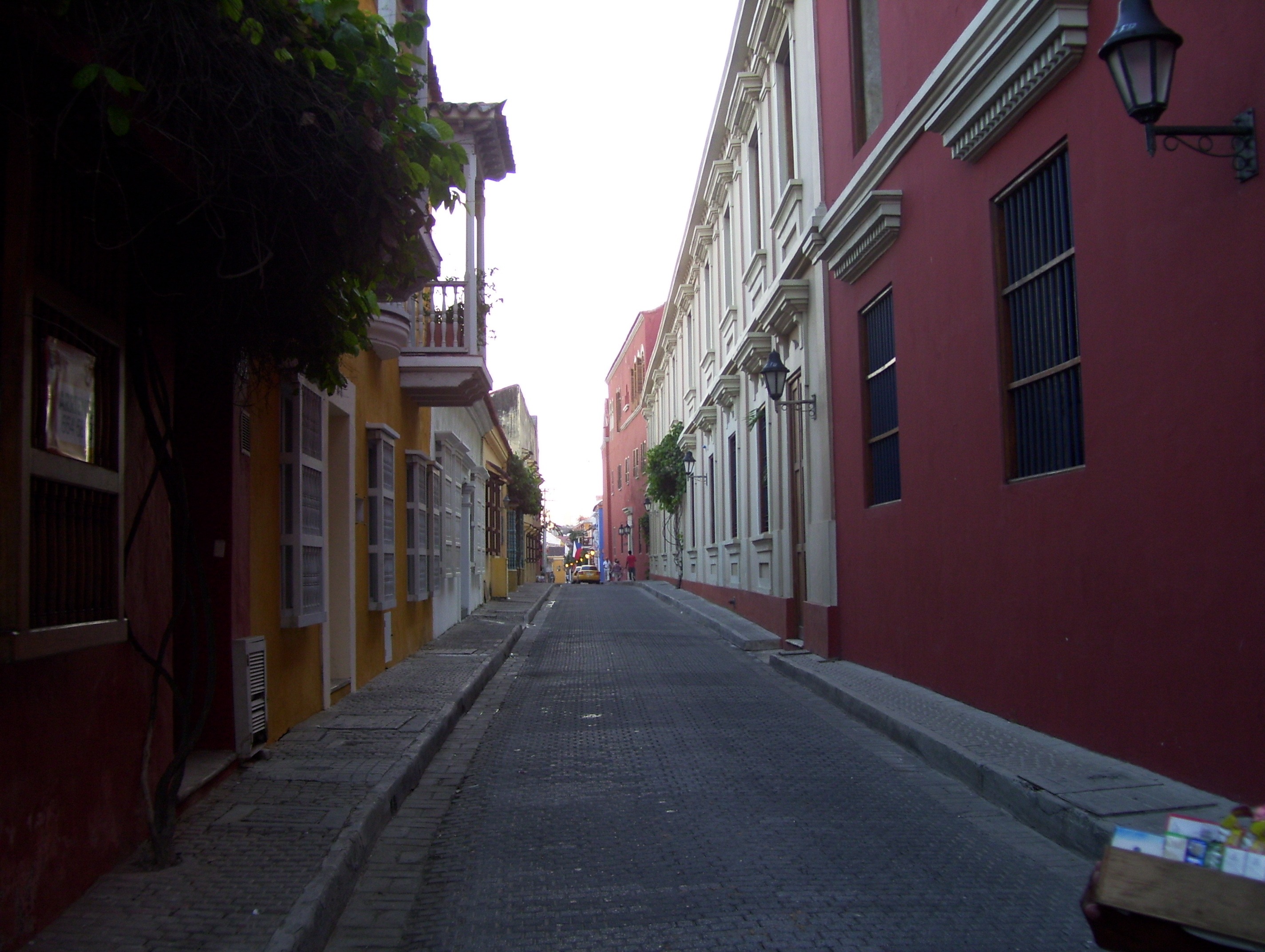 diminishing perspective, long, caribbean, house, estate, day, street, housing, residential, 2K, architecture design, alleyway, the way forward, nature, HD Wallpaper