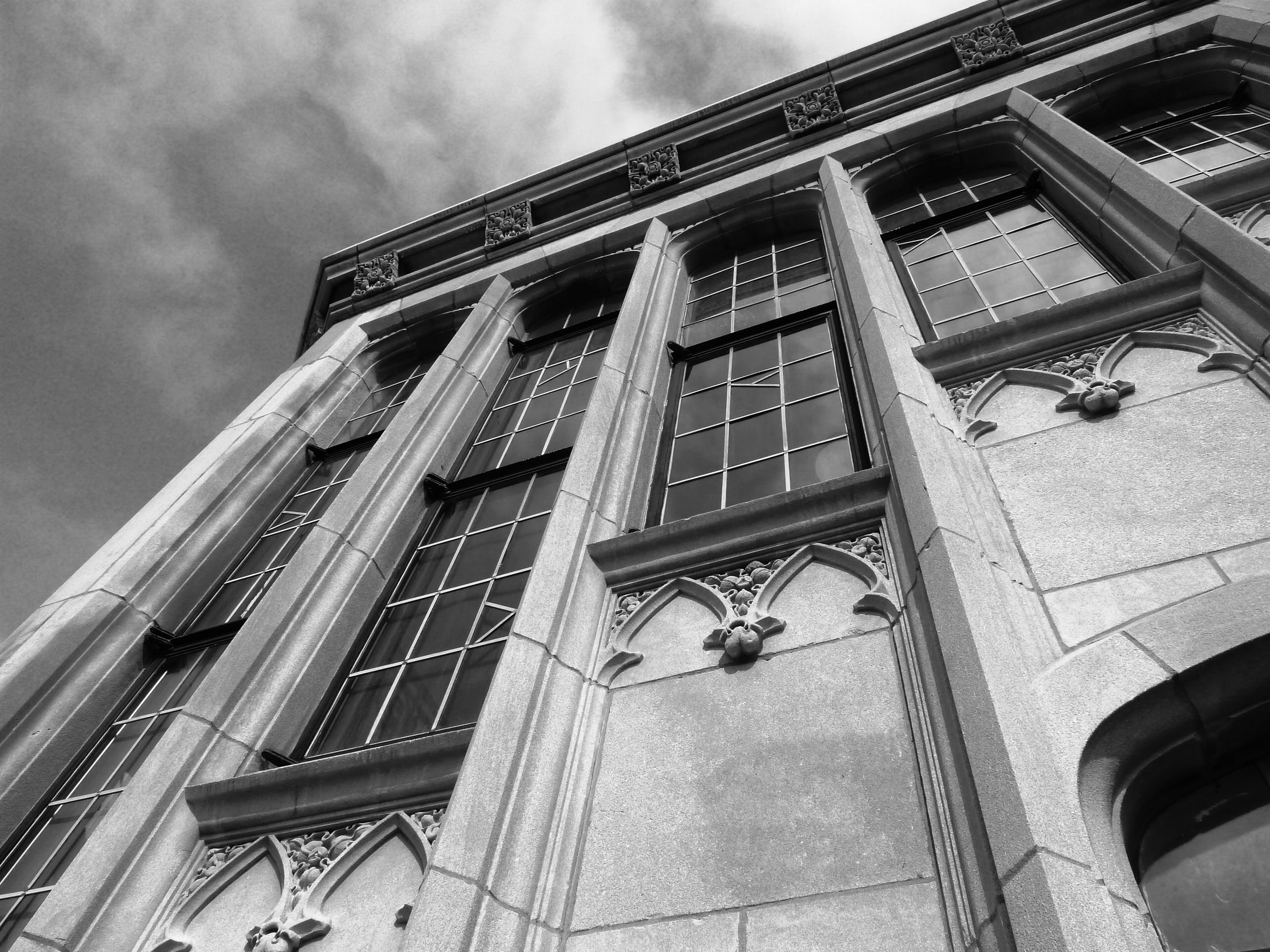 stairway, construction industry, cloud - sky, construction, architecture, black and white, residential district, historic building, window, building exterior, HD Wallpaper