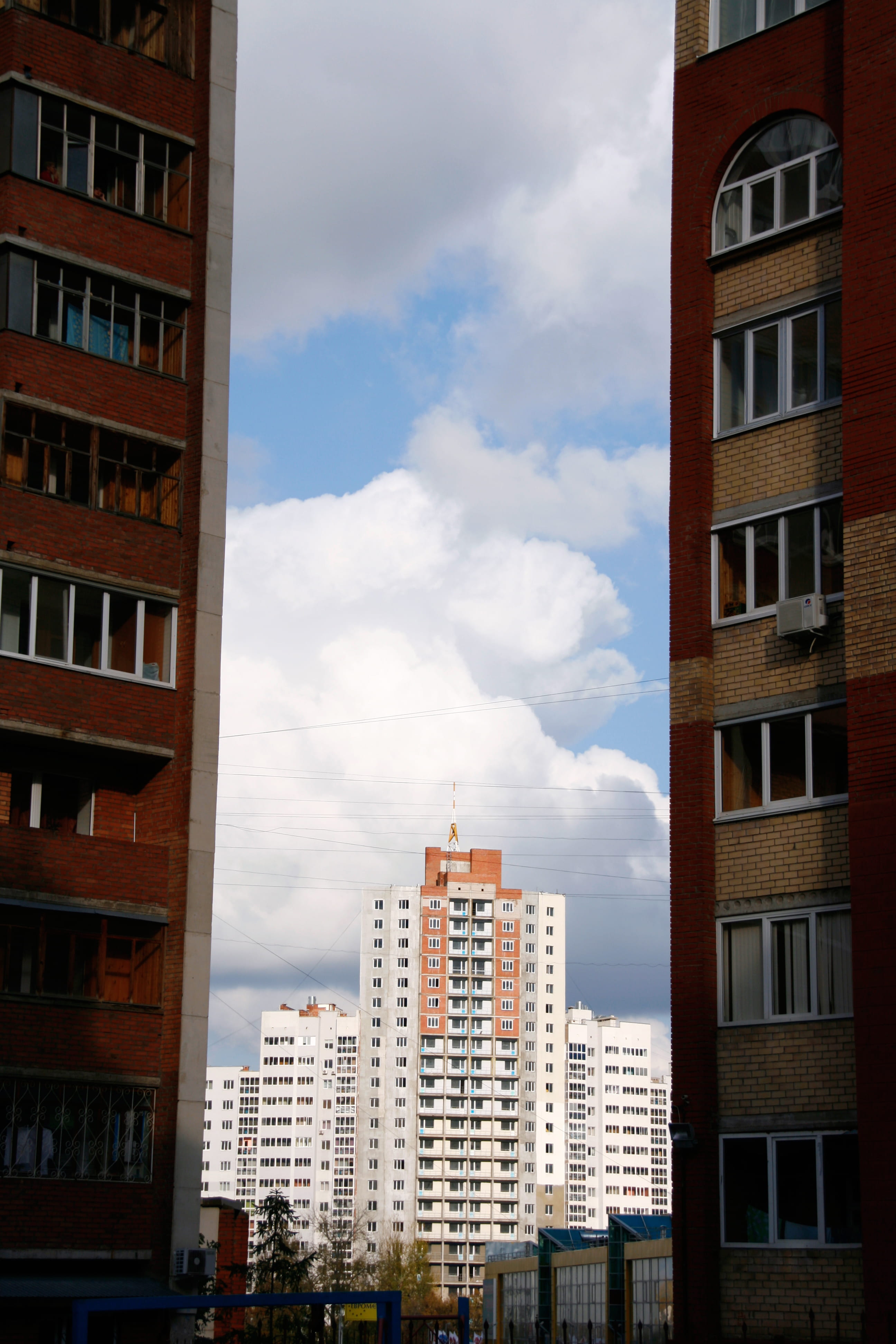 estate, exterior, 4K, outdoor, many-storeyed, building exterior, many-storied, skyscraper, sunlight, no people, building, facade, city life, day, realty, Phone HD Wallpaper