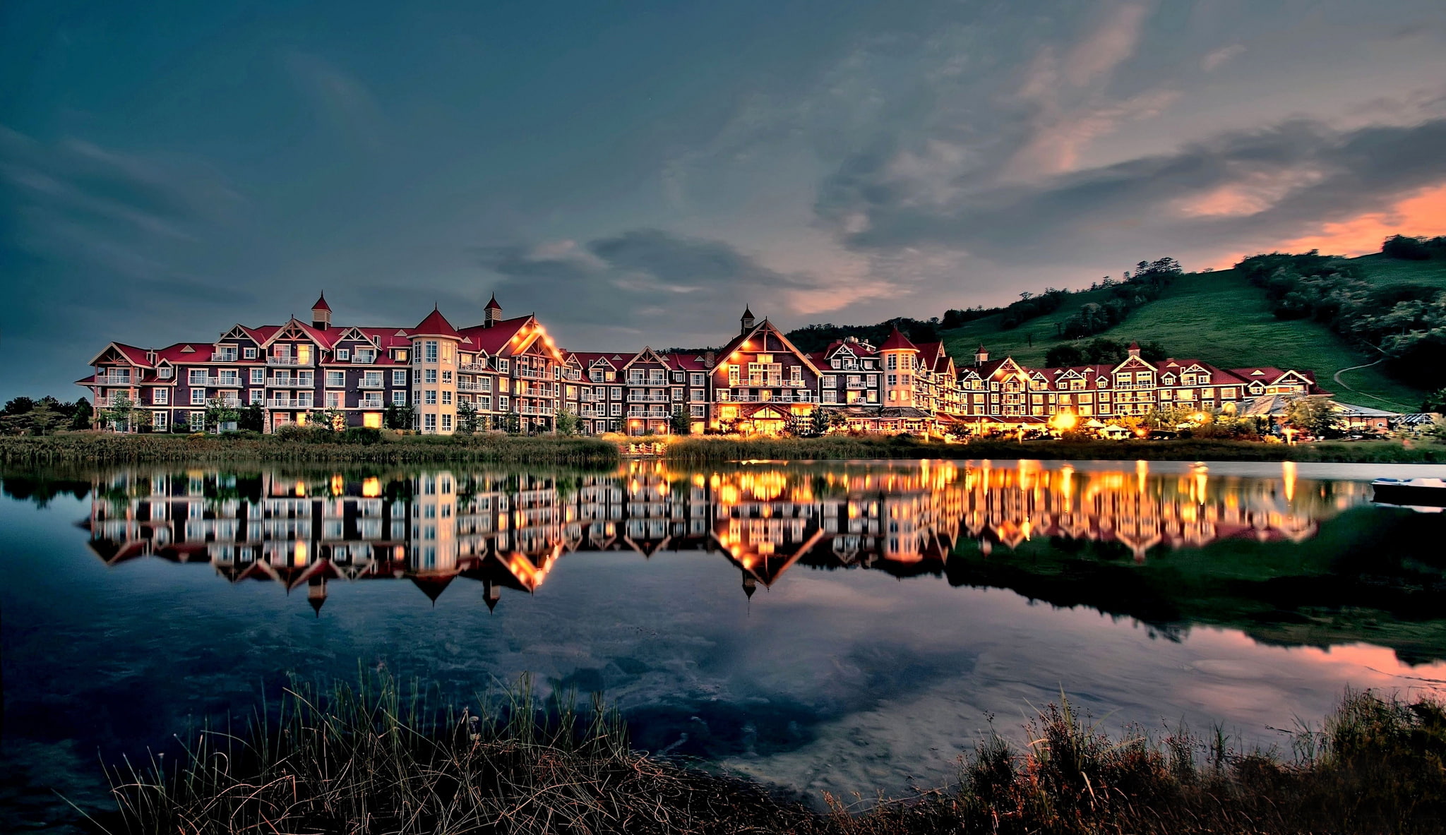 lights, twilight, buidling, white, the evening, red, home, mountain, slope, 1080P, lake, reflection, HD Wallpaper