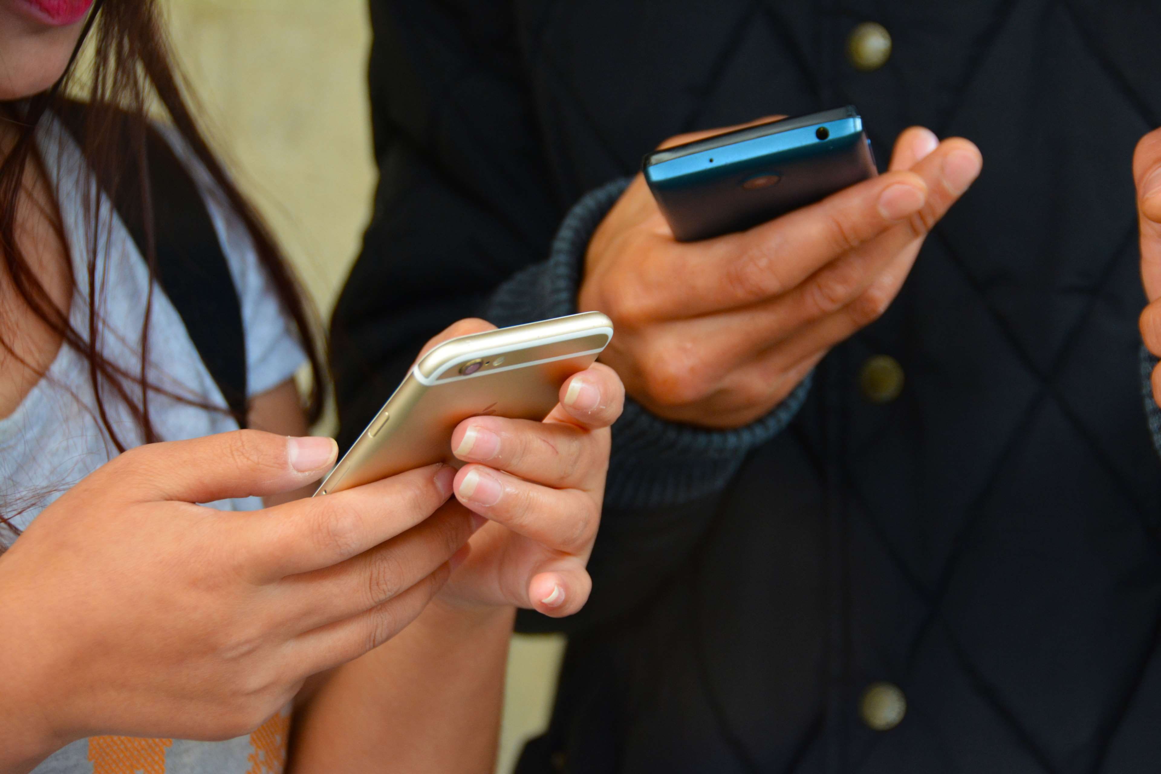 chatting, portability, human body part, finger, hands, cell phones, holding, friendship, device, internet, mobile, social networking, network, wireless technology, HD Wallpaper