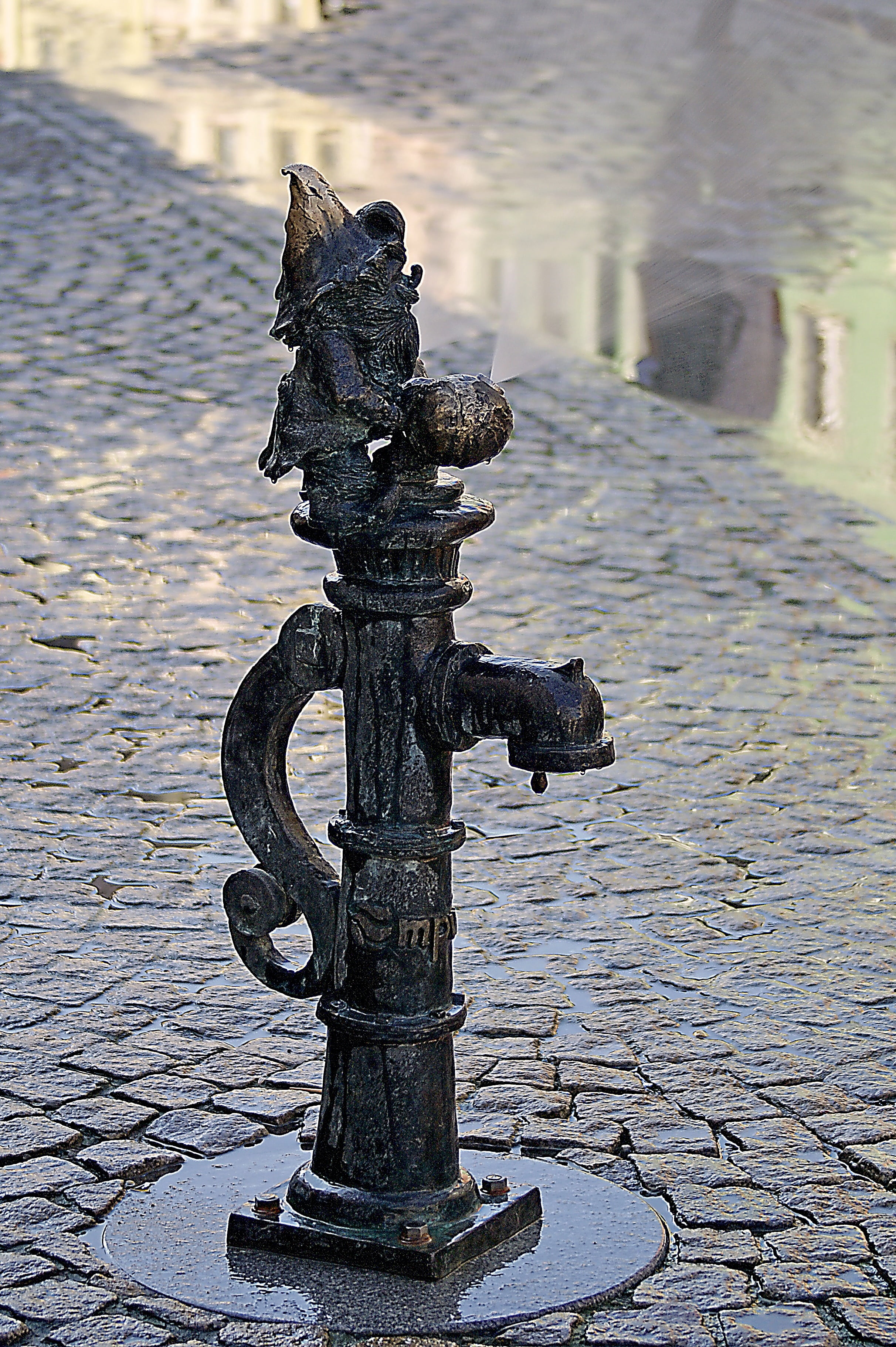 pavers, guy, architecture, sculpture, footpath, wrocław, reflections in water, nature, city, no people, 2K, ornament, wroclaw old town, fountain, the market, Phone HD Wallpaper