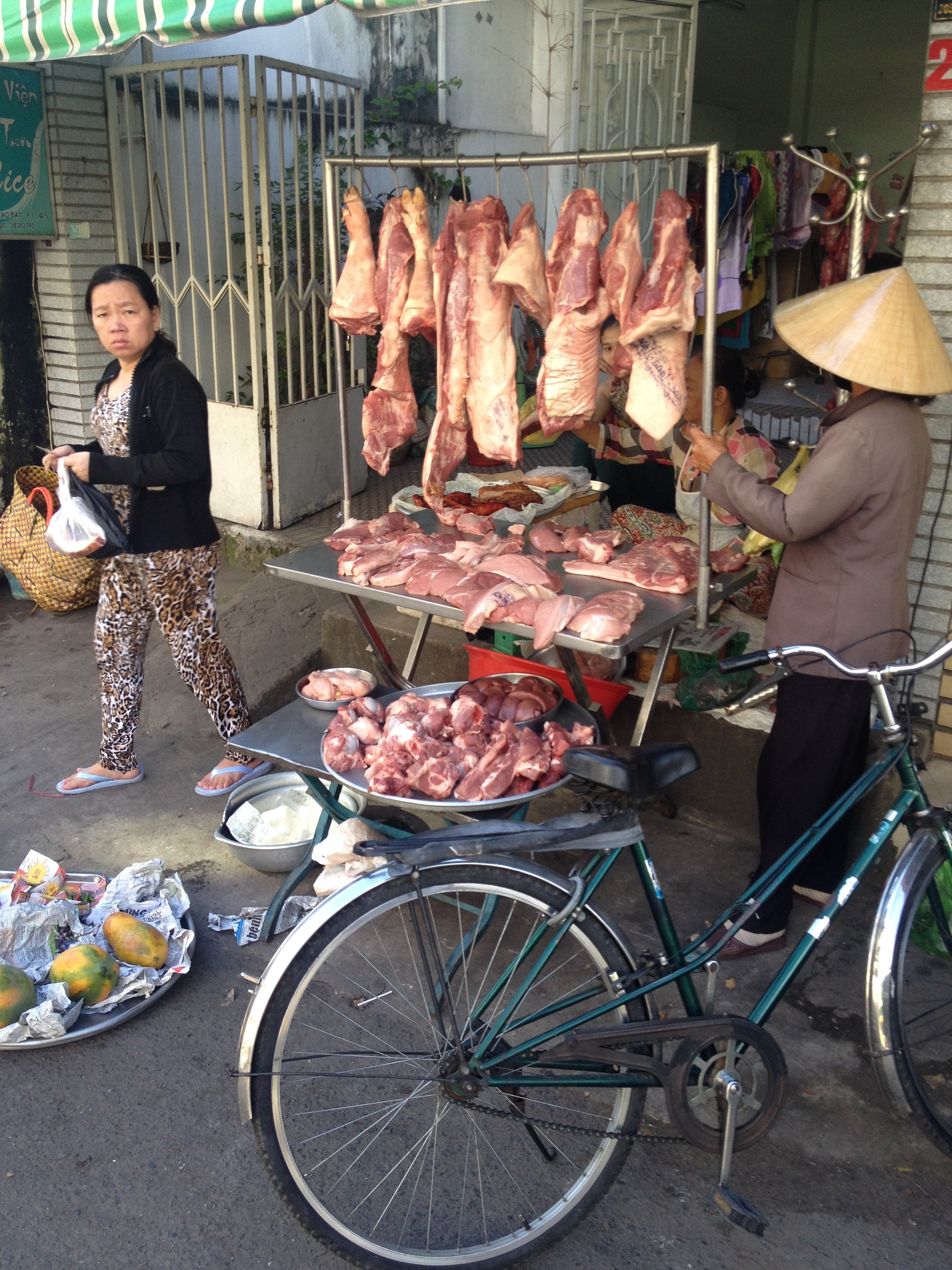 real people, full length, food and drink, occupation, sale, retail display, preparing food, preparation, street, for sale, butcher, day, vietnamese lady, Phone HD Wallpaper