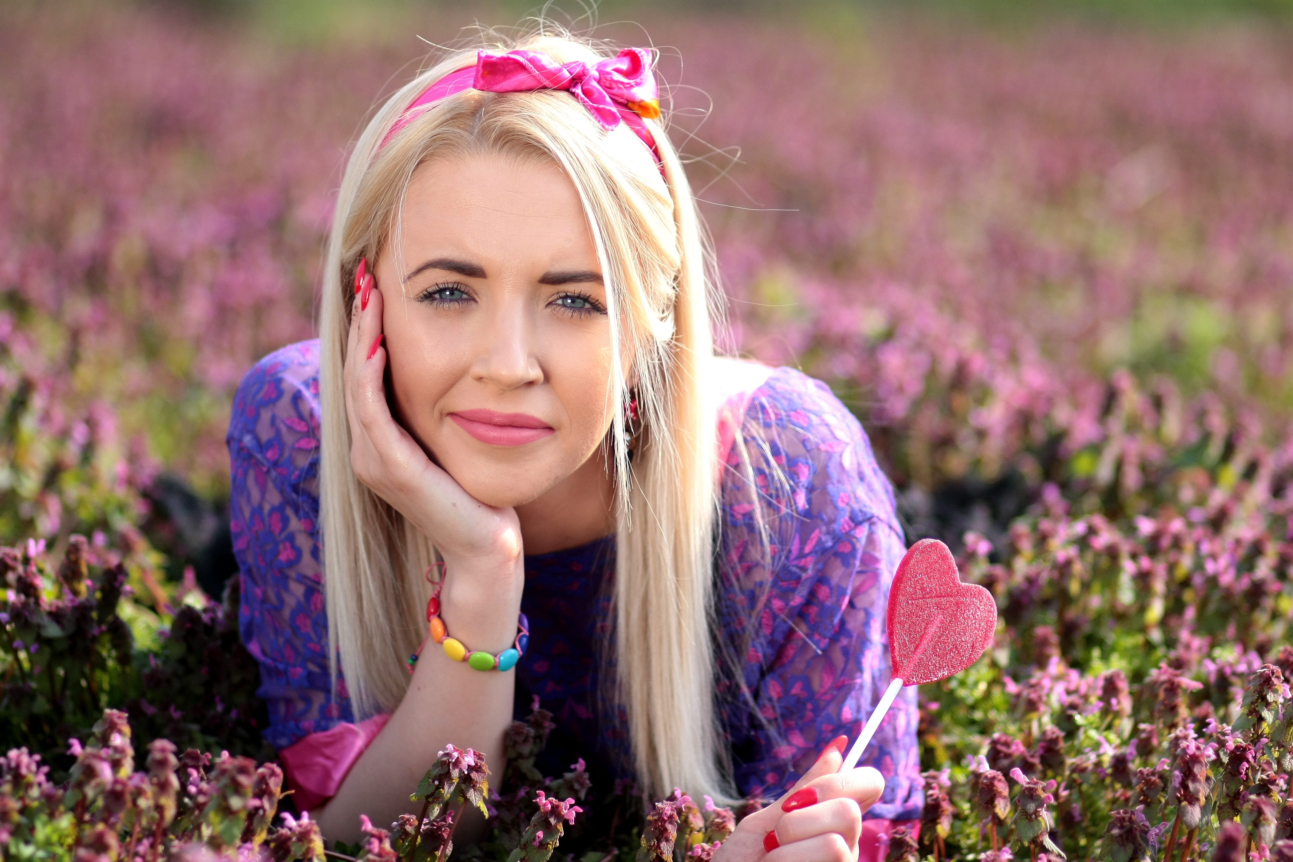 beauty in nature, petal, growth, ornamental garden, adult, mov, blonde, woman, purple, blond hair, aromatherapy, human face, garden, holding, flowerbed, HD Wallpaper
