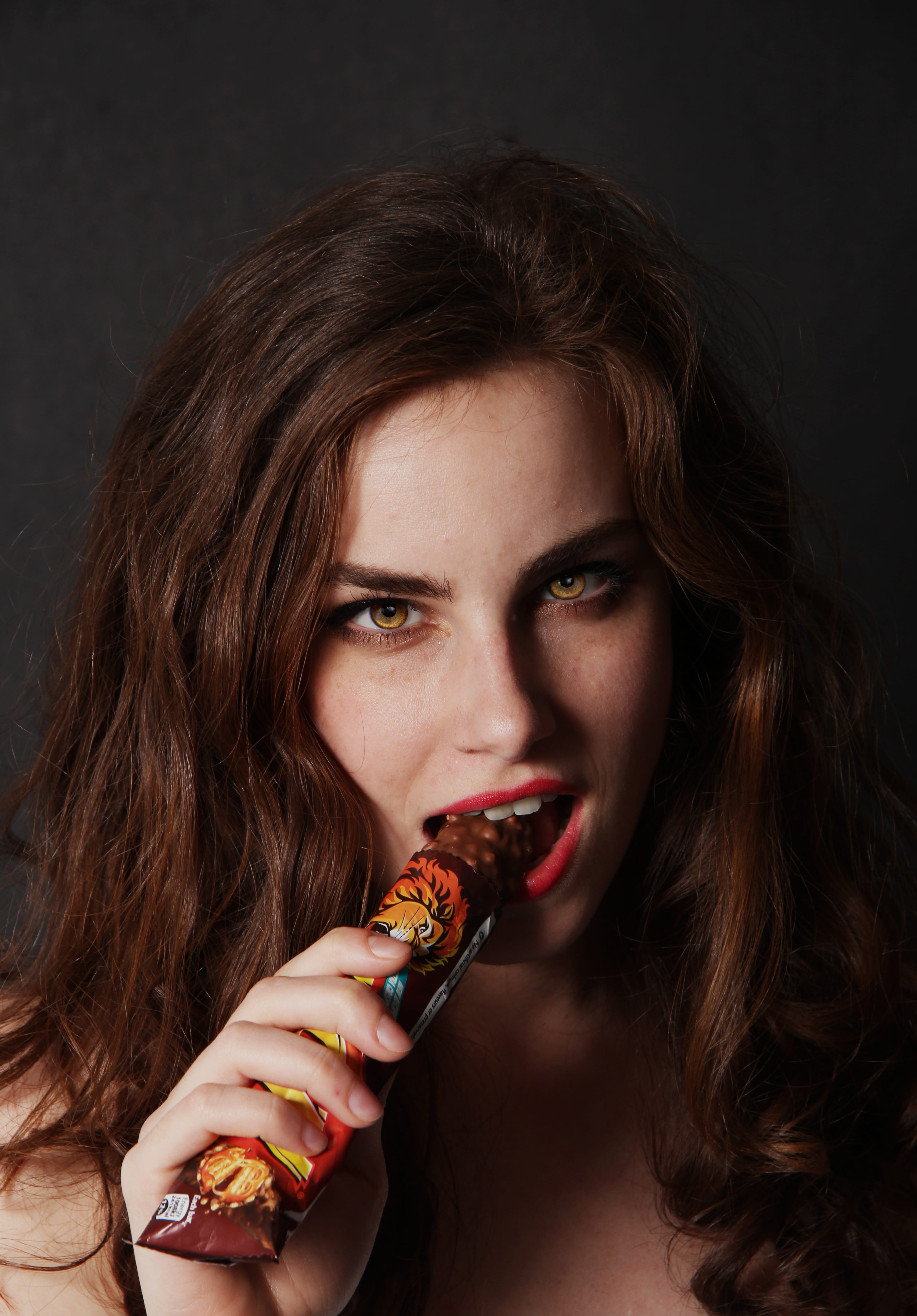 hair, female, bar, 4K, women, cereal, lion bar, dark, hairstyle, beautiful woman, brown hair, beauty, animalistic, ferocious, advertising, black background, Phone HD Wallpaper