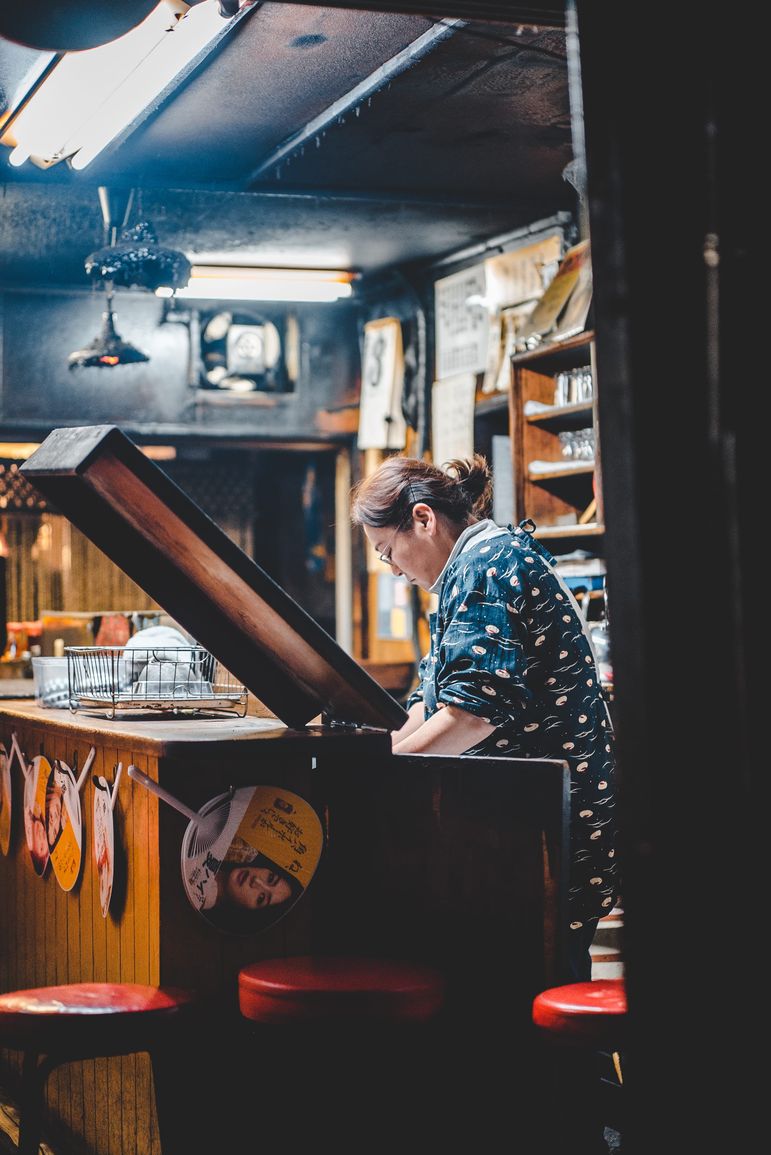 food, candid, lifestyles, adult, cafeteria, 2K, occupation, apparel, small business, wood, food and drink, leisure activities, standing, tokyo, street food, Phone HD Wallpaper