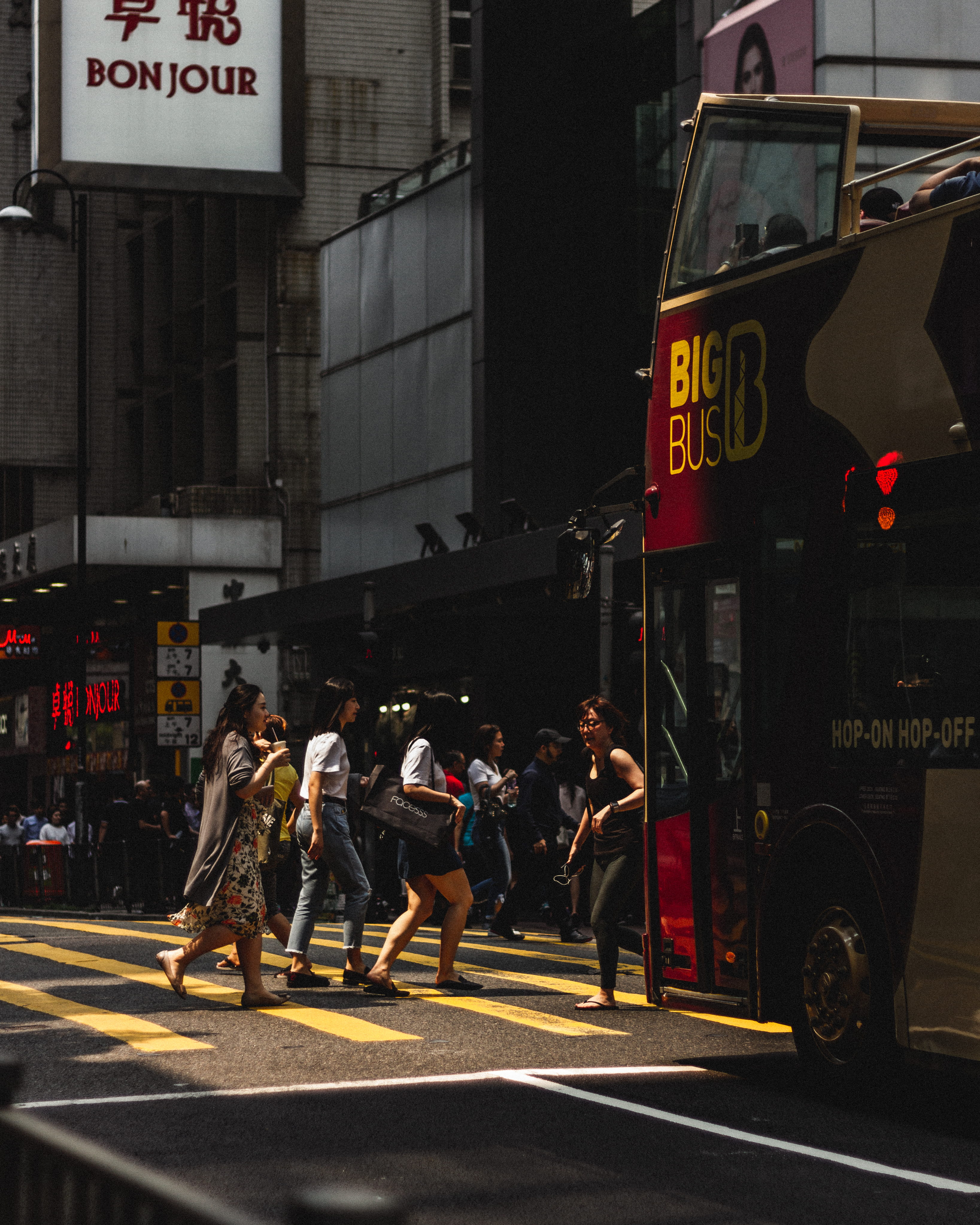 building exterior, hong kong, motion, communication, outdoors, fire truck, human, city street, text, road marking, black, crossing, road, city, china, bus, Phone HD Wallpaper