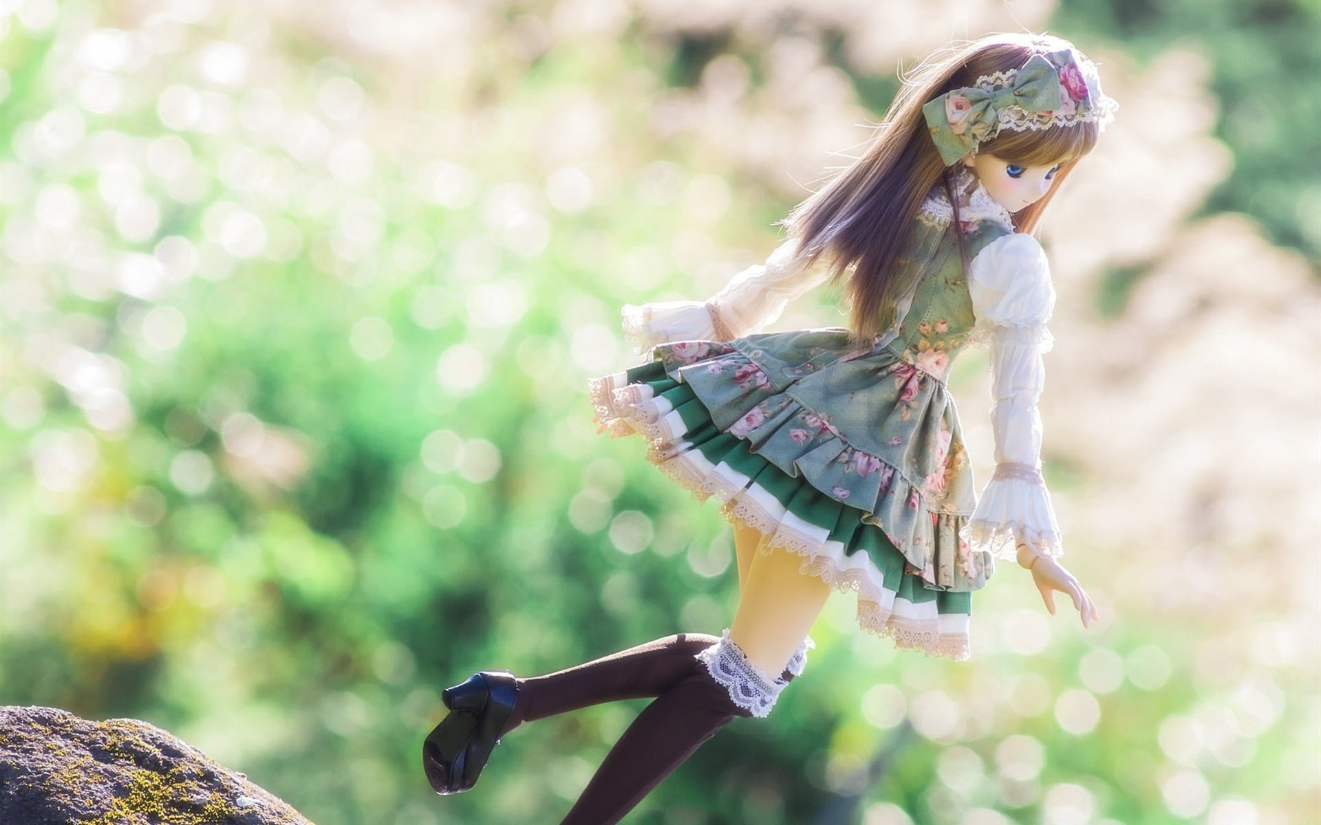 Toy, swing, dress, Doll, female, Bokeh, green, white, Beautiful, 1080P, Girl, character, Posture, HD Wallpaper