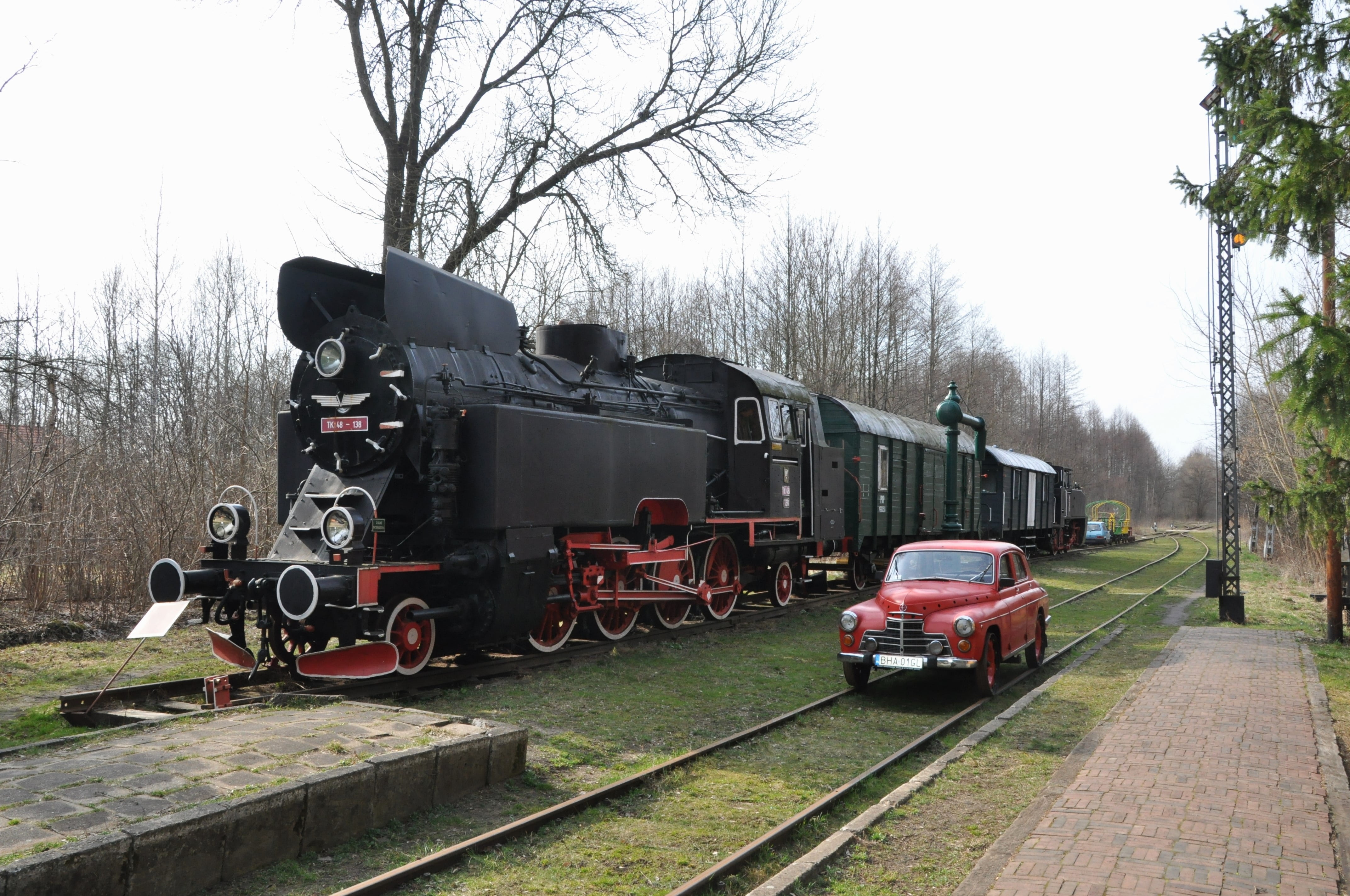 mode of transportation, no people, transportation, track, 4K, locomotive, białowieża, day, tree, land vehicle, railway station, railroad track, sky, station, HD Wallpaper