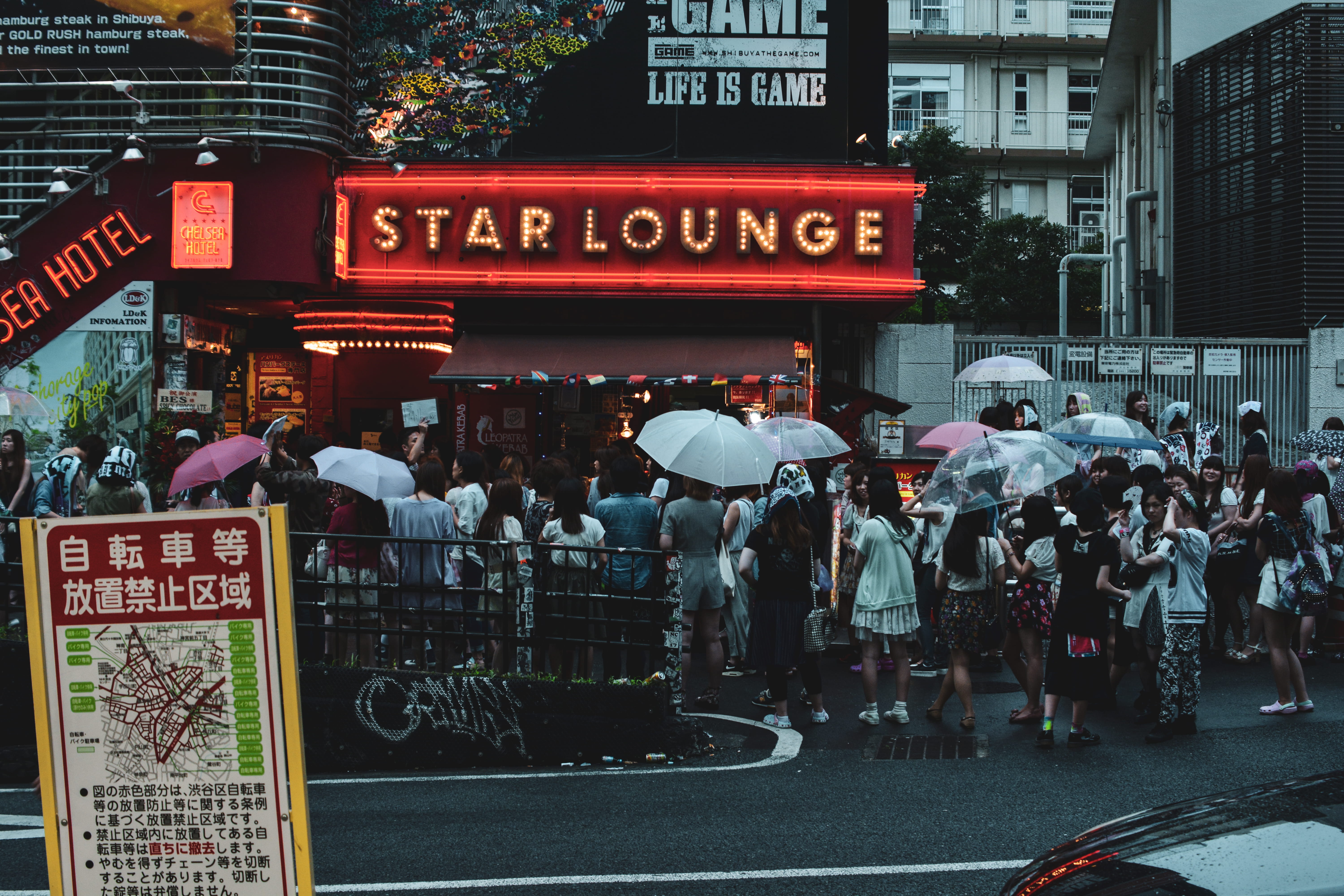 japan, lounge, men, building exterior, star, communication, women, queue, candid, 5K, real people, text, western script, sign, city, street, human, urban, HD Wallpaper