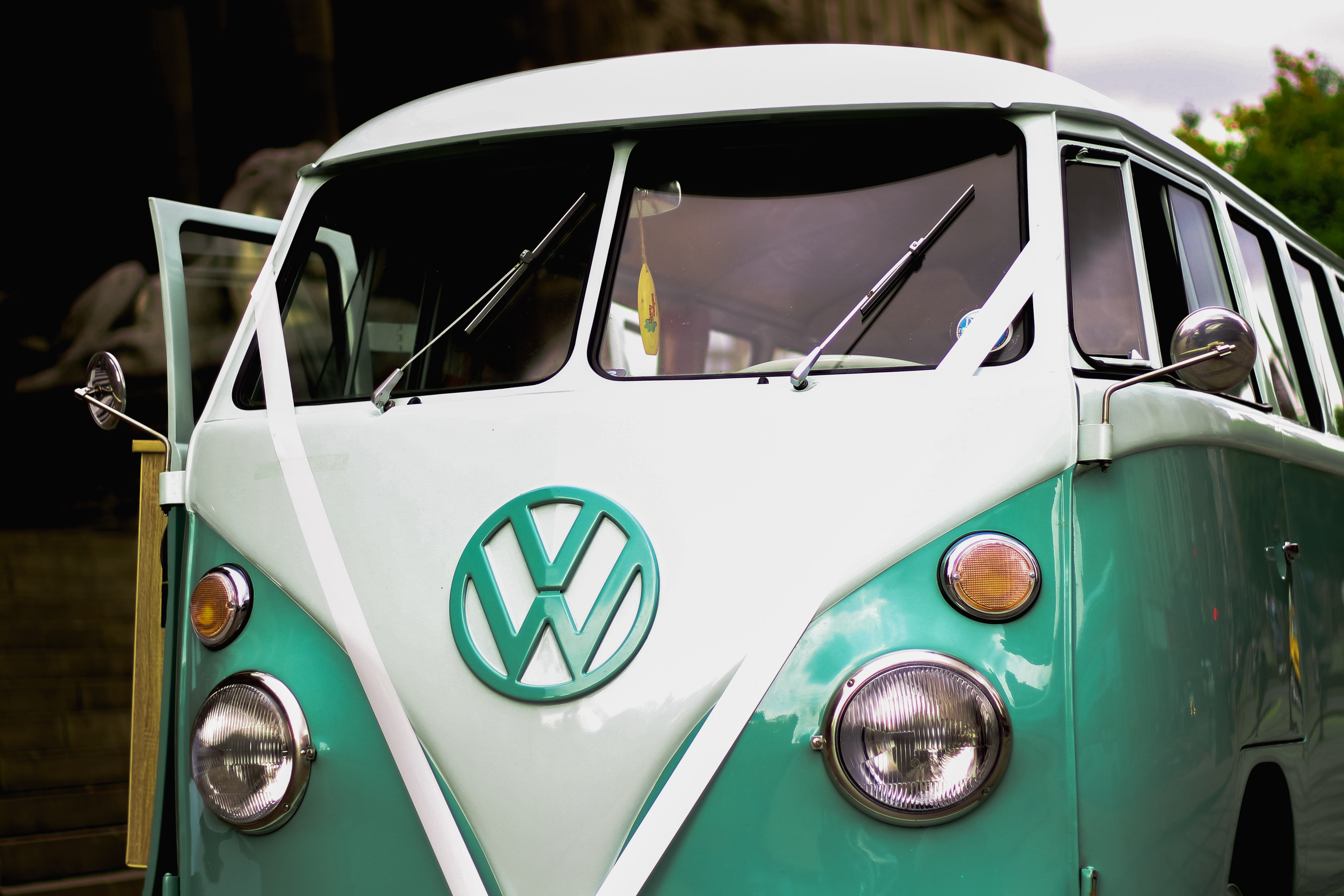 4K, retro styled, land vehicle, automobile, white color, transportation system, focus on foreground, windshield, public show, outdoors, chrome, design, HD Wallpaper