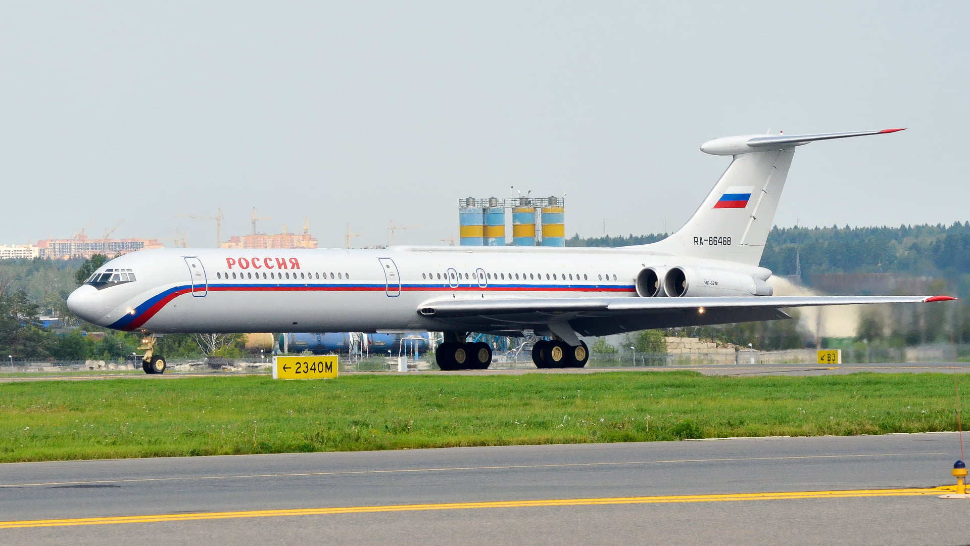 landing - touching down, The airline, Ilyushin, mode of transportation, travel, grass, transportation, no people, WFP, airport runway, nature, outdoors, HD Wallpaper