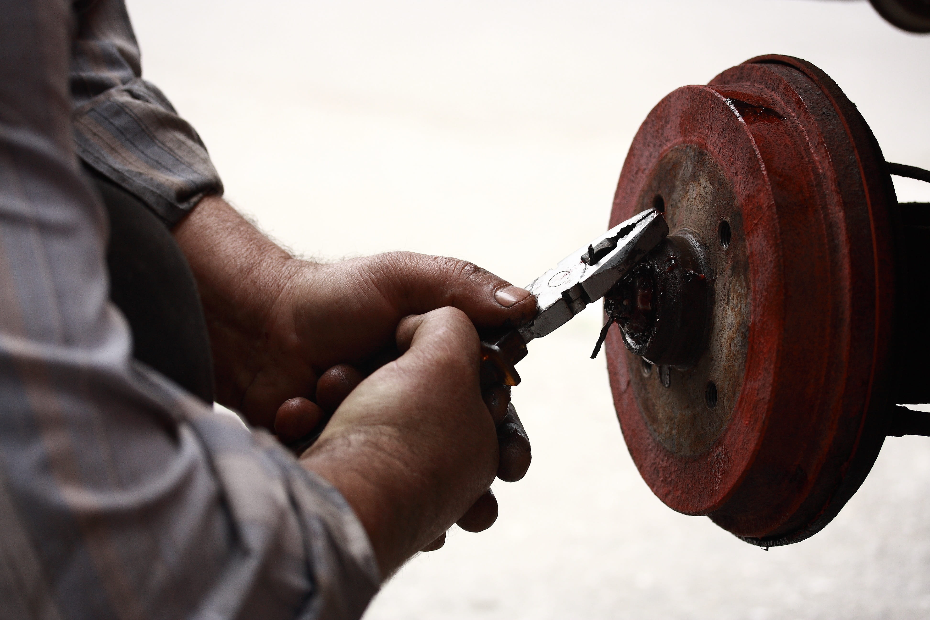 keep, hand, day, arts culture and entertainment, human body part, car, mechanical, steel, balata, artist, adult, maintenance, 4K, close-up, pliers, holding, HD Wallpaper