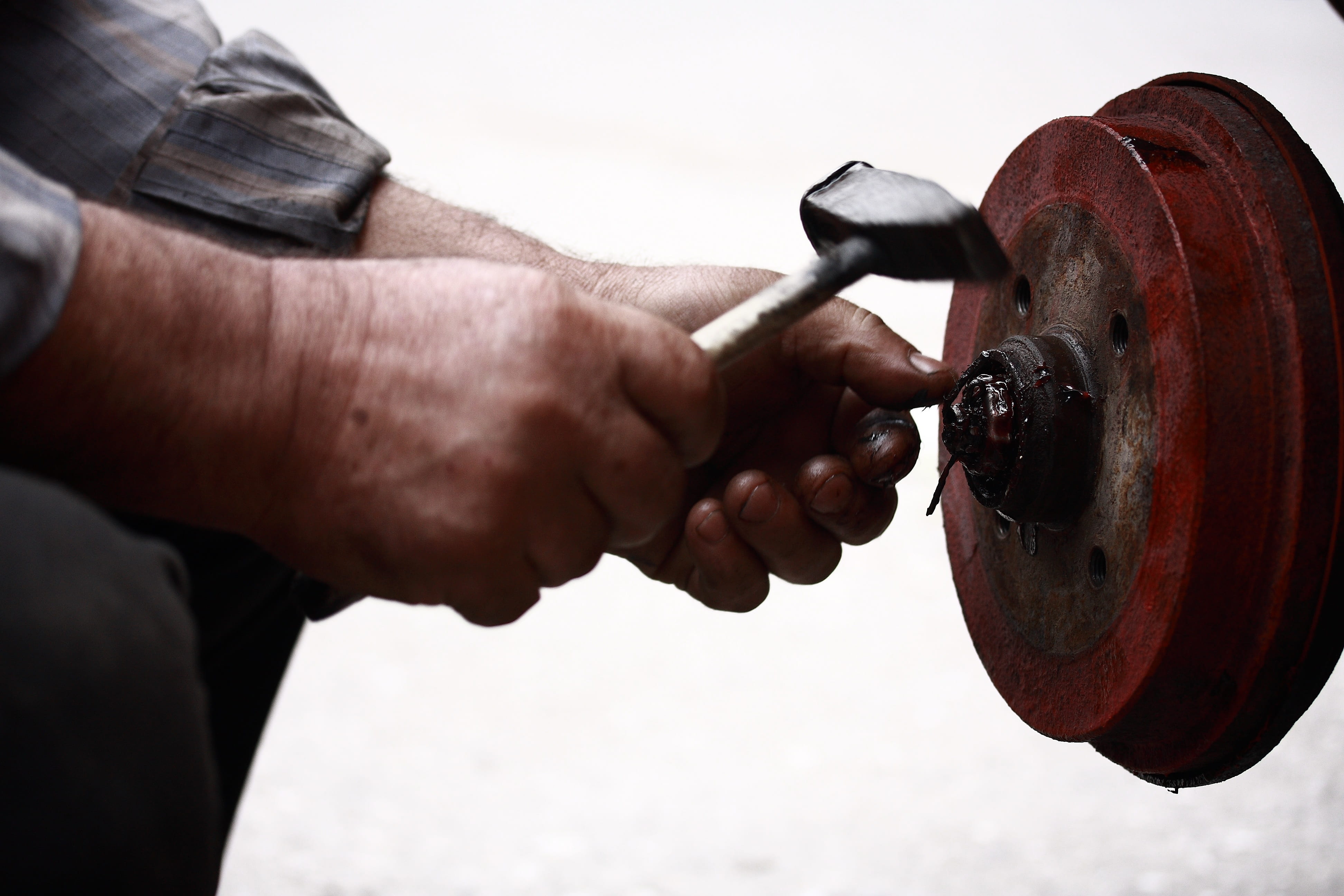 sport, 4K, hands, human body part, red, labor, exercising, wheel, balata, lifestyles, one person, brakes, human hand, weight training, scrap, repairman, HD Wallpaper