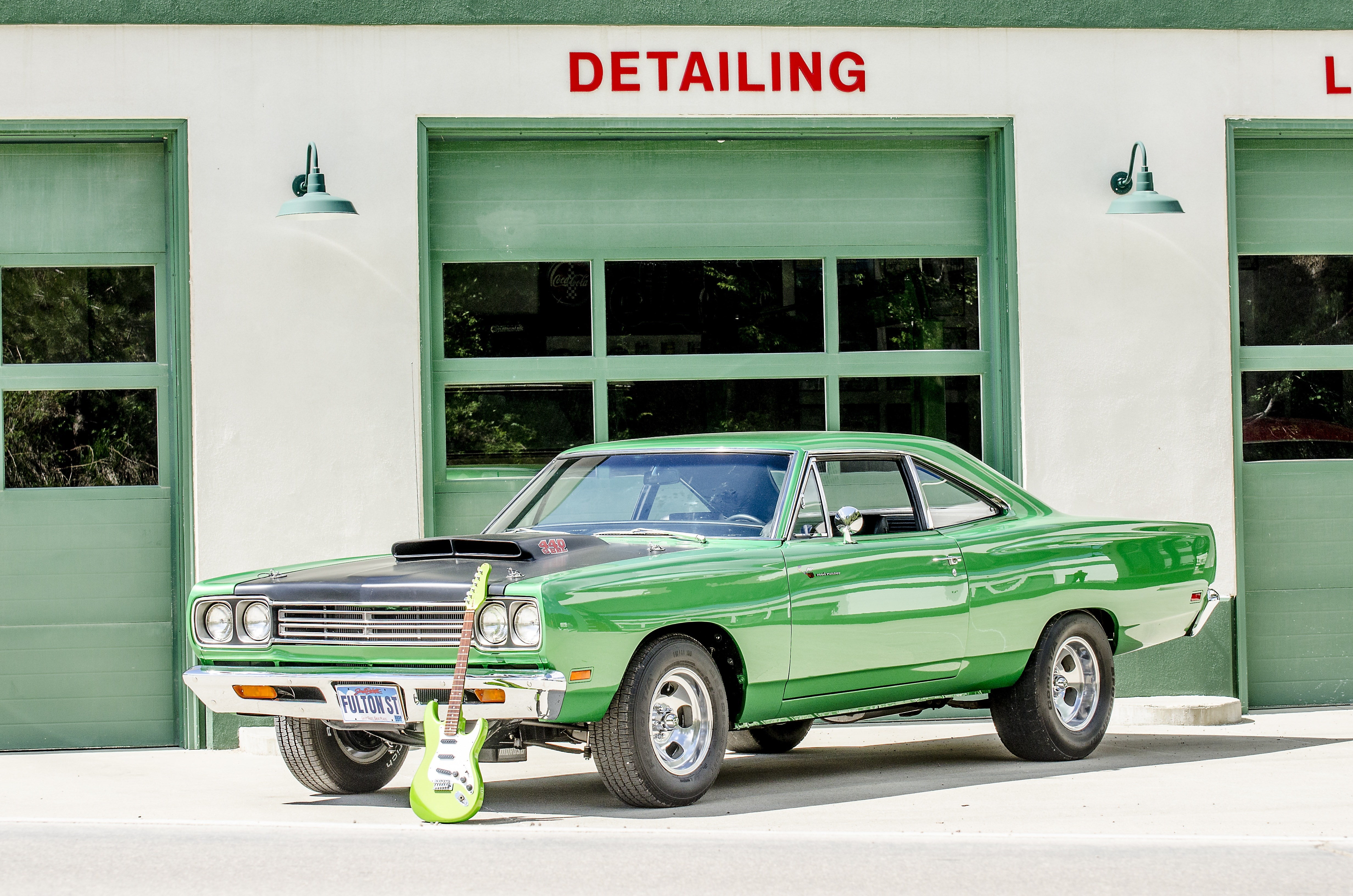 architecture, mode of transportation, 4K, day, land vehicle, plymouth road runner, built structure, road, stationary, motor vehicle, text, communication, HD Wallpaper