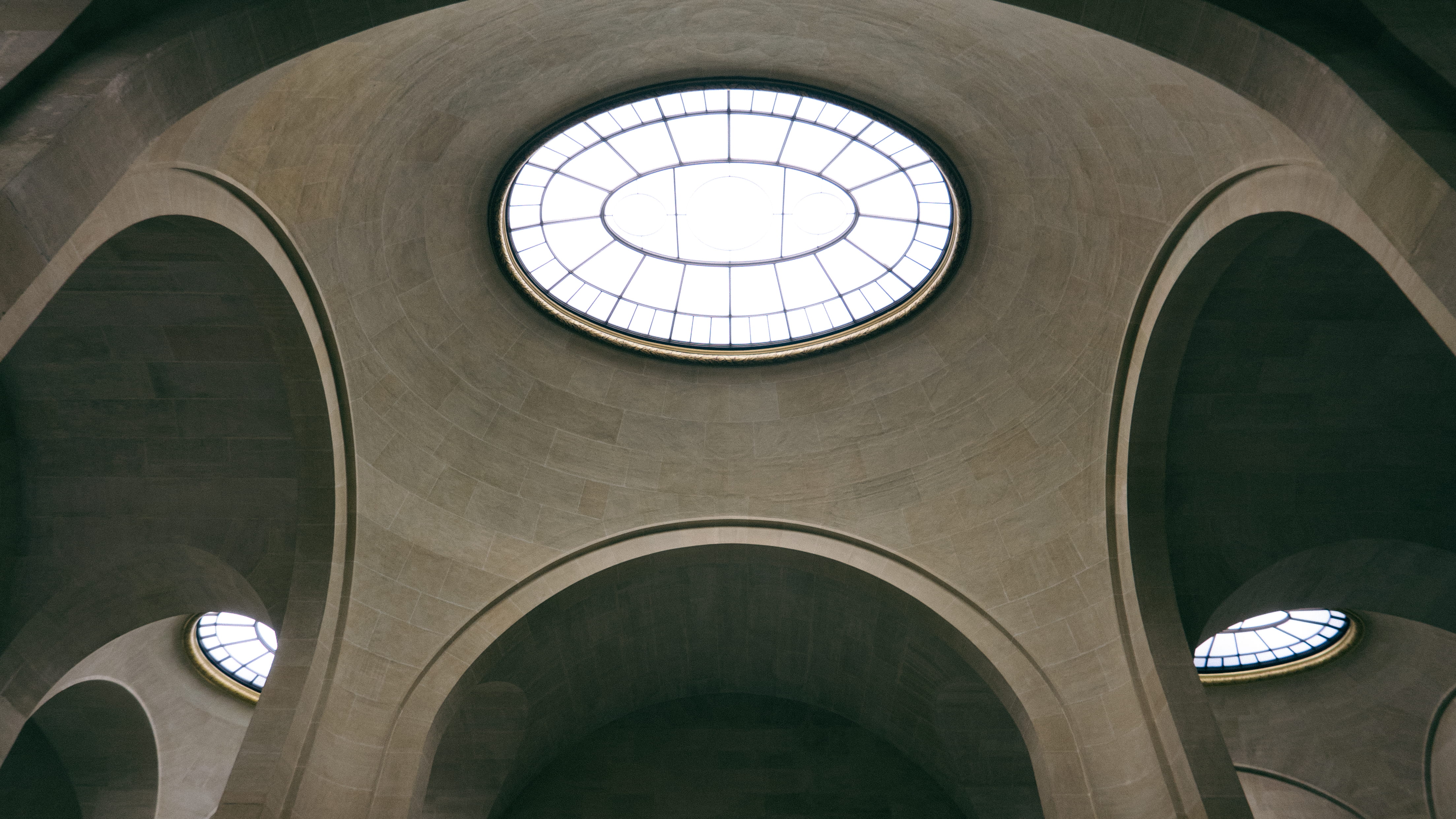symmetry, low angle view, sunlight, 4K, arch, sunroof, built structure, city, window, architecture, no people, government, history, temple, nature, geometric shape, HD Wallpaper