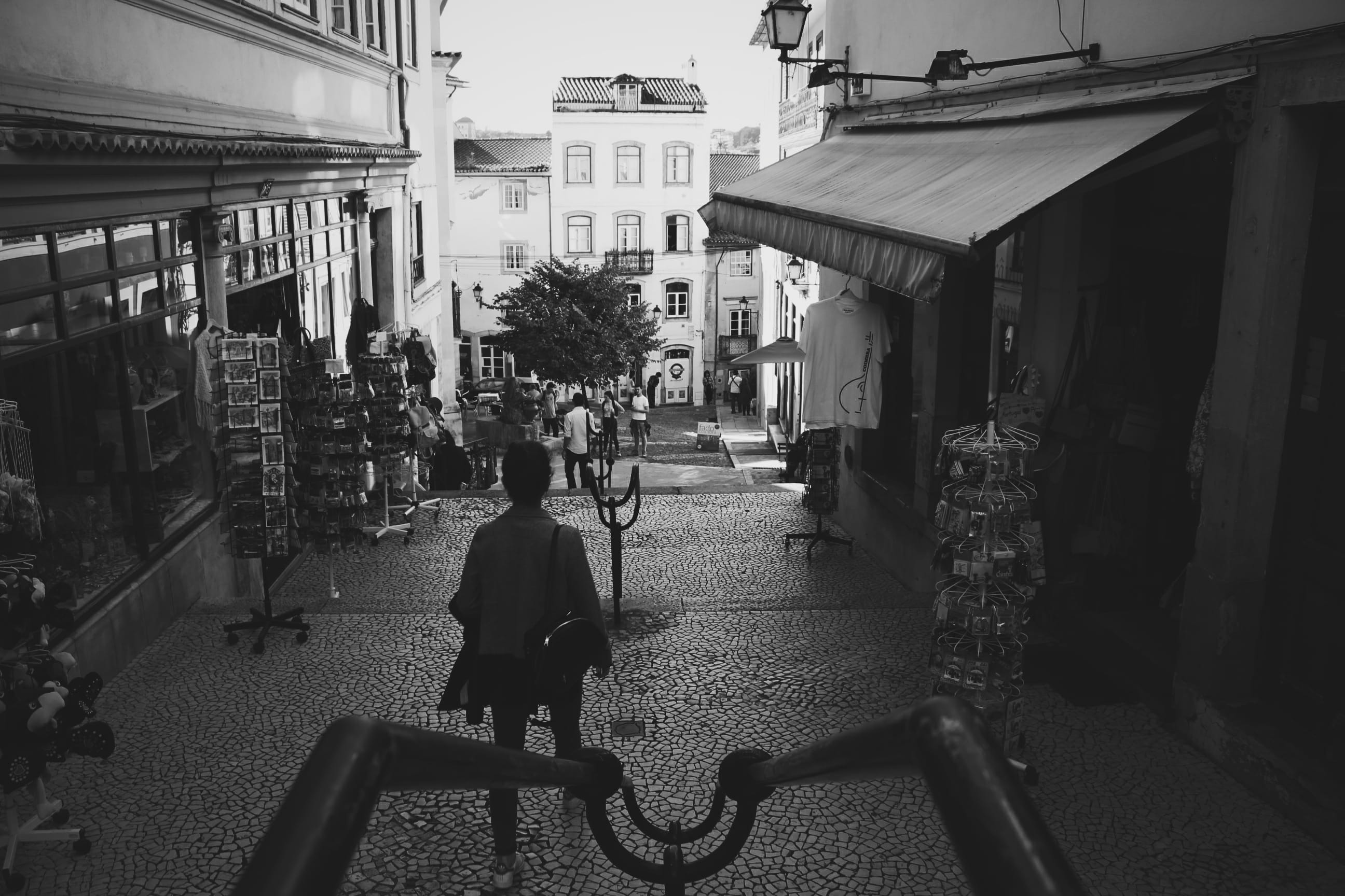 2K, building exterior, bw, people, urban, one person, full length, direction, mode of transportation, lifestyles, street, real people, rear view, built structure, HD Wallpaper
