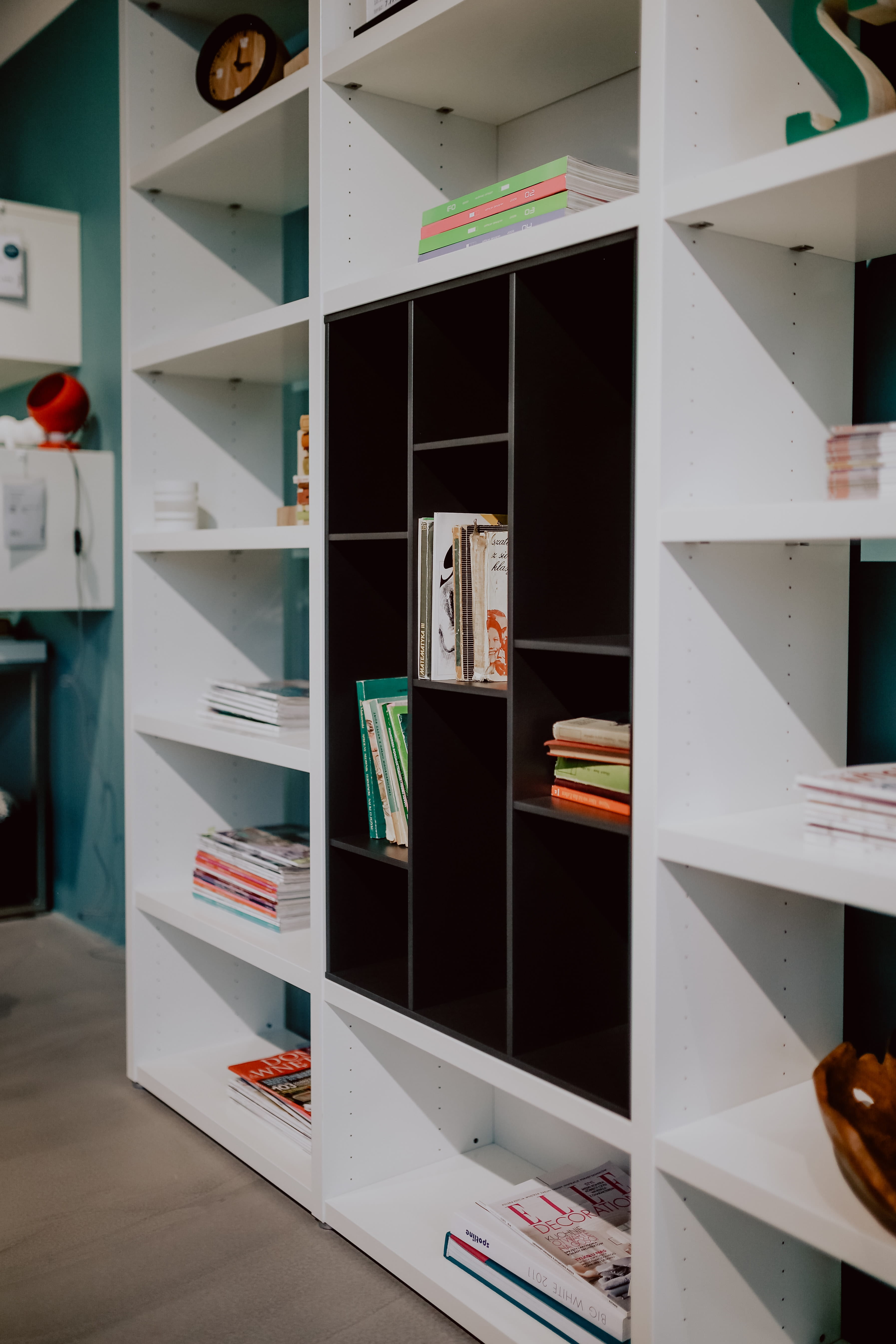 shelf, bookshelf, contemporary, scandinavian, multi colored, no people, modern, accessories, home, book, 5K, home decor, architecture, in a row, variation, Phone HD Wallpaper