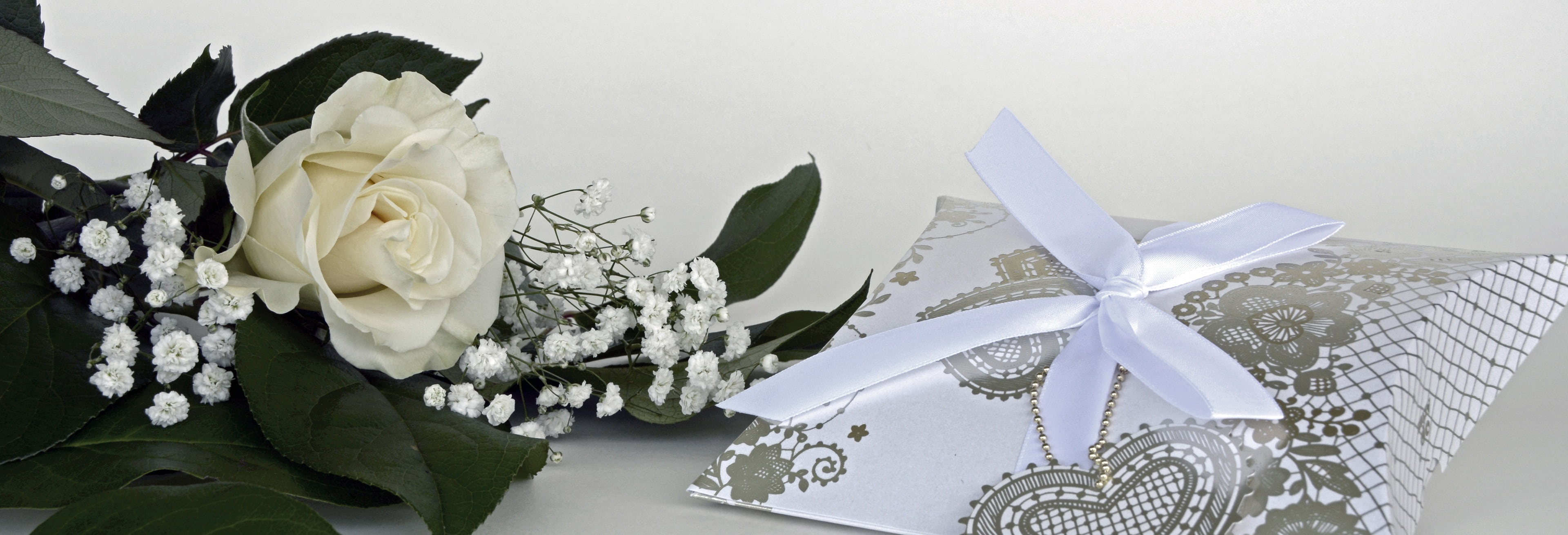 celebration, ribbon - sewing item, flower, holiday, white, bow, loop, roses, love, bouquet of flowers, banner, gypsophila, wedding day, christmas, plant, HD Wallpaper