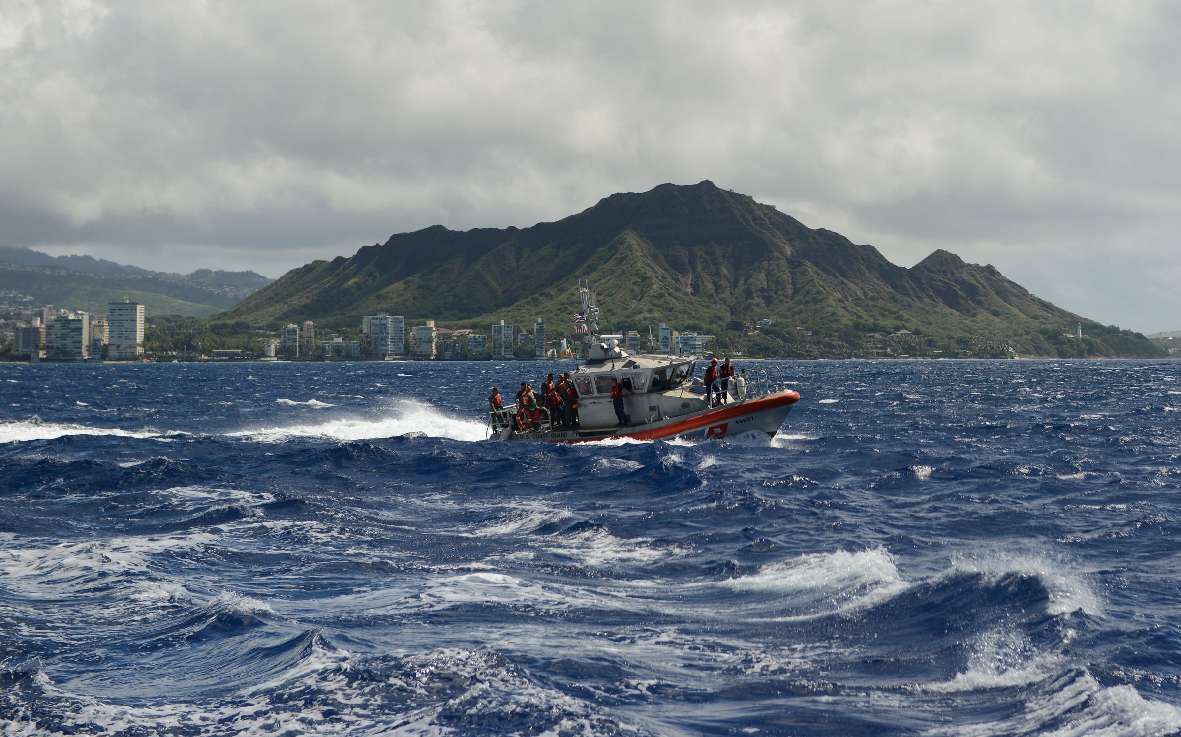 ship, sport, bay, buildings, boat, transportation, nature, vessel, diamond head, sky, security, military, hawaii, motion, skyline, waves, cityscape, environment, HD Wallpaper
