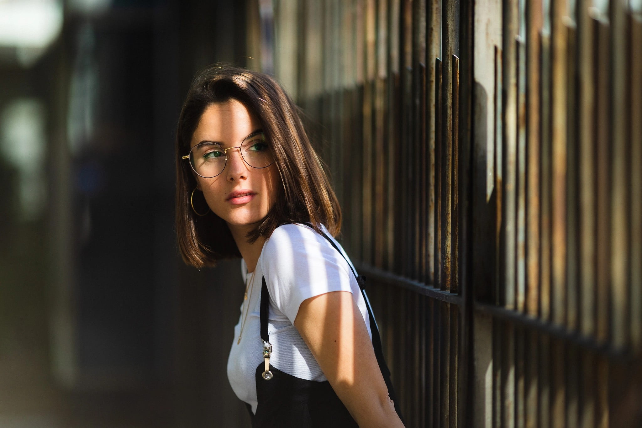 bokeh, looking away, David Mas, women with glasses, portrait, face, women outdoors, brunette, 1080P, sunlight, white shirt, depth of field, women, HD Wallpaper