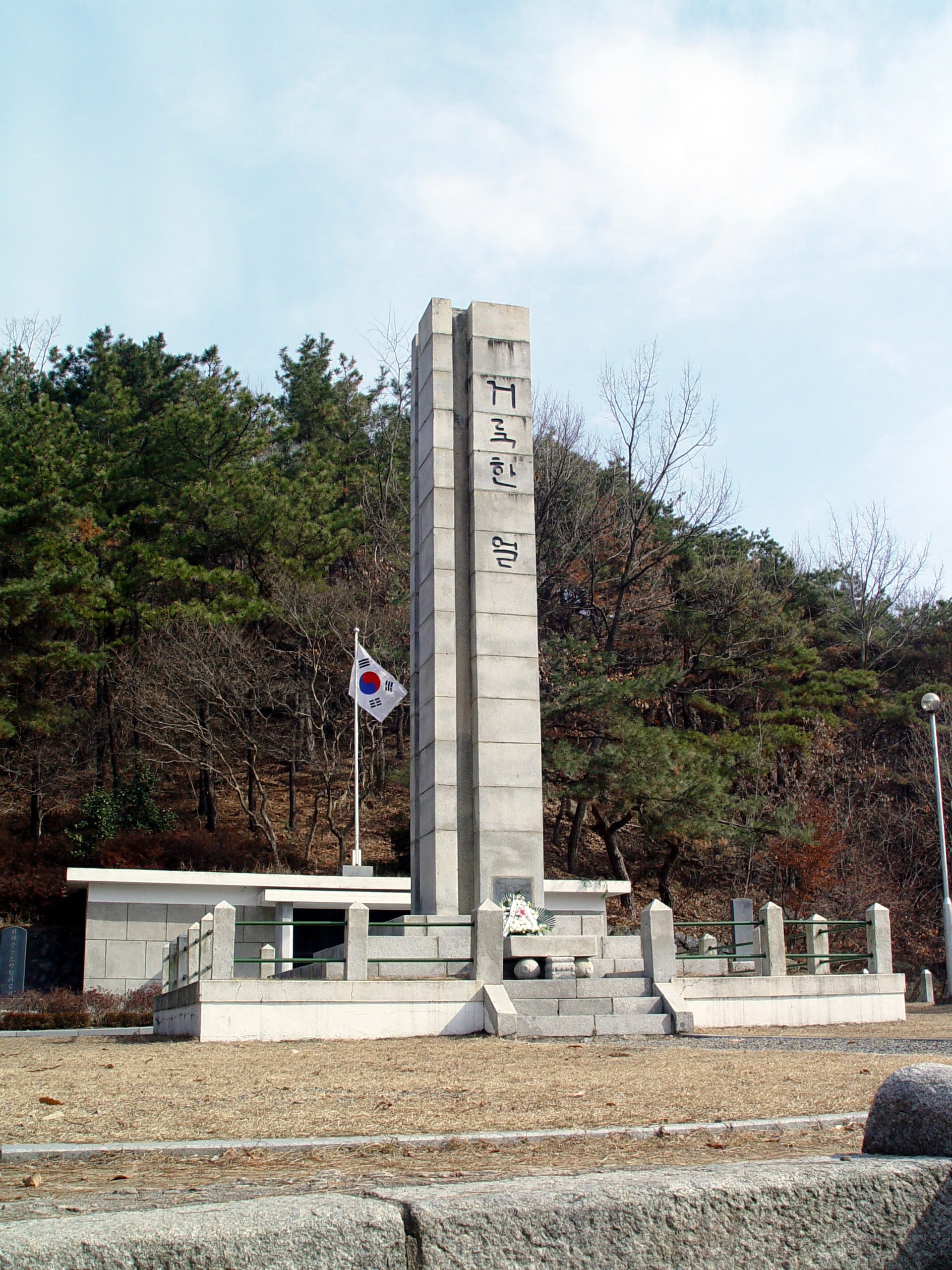 defending, plant, tombstone, korea, Jeongeup, 2K, public domain, day, text, photos, architectural column, the past, architecture, no people, cloud - sky, Phone HD Wallpaper