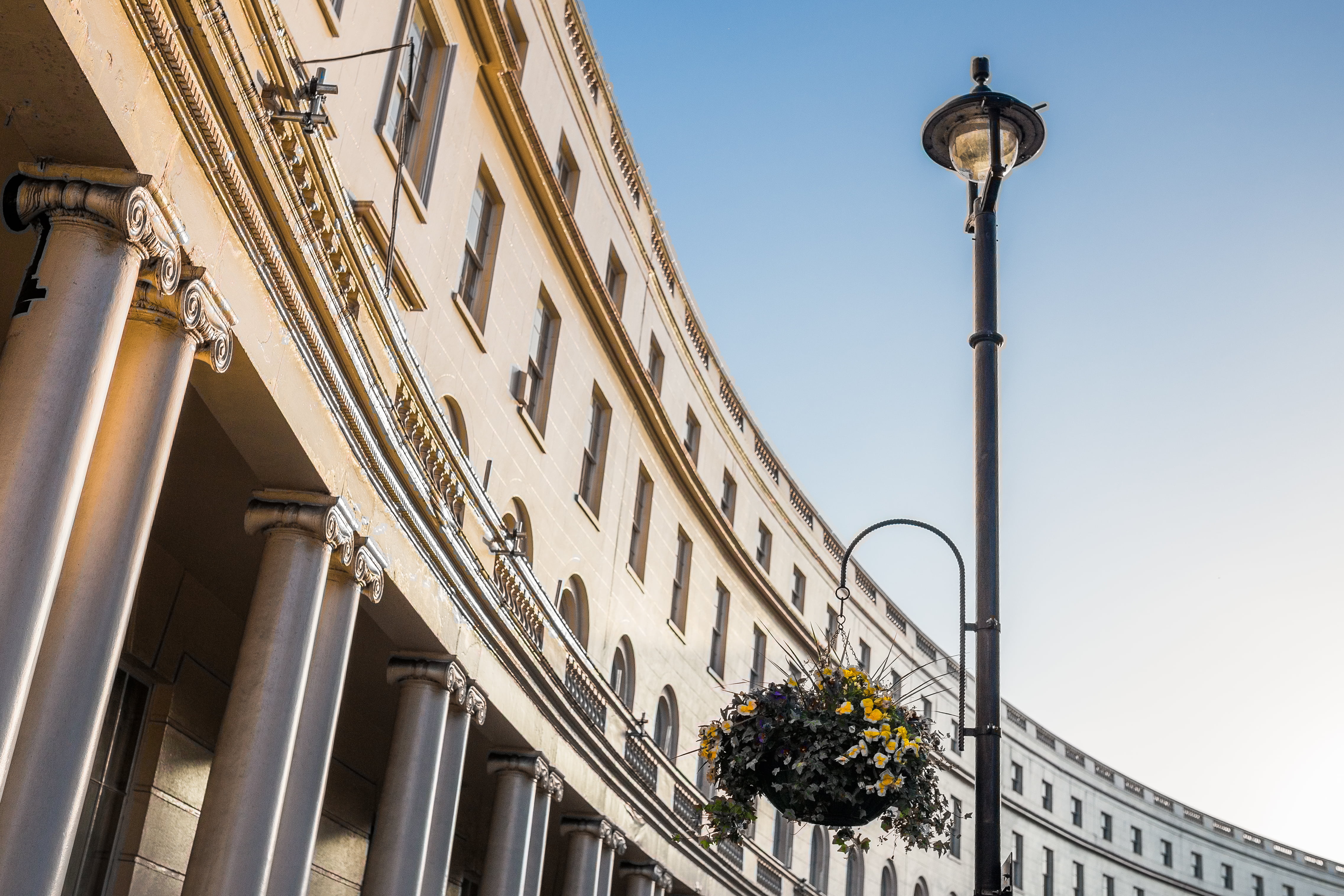 outdoors, flower, clear sky, london, flowers, curves, 4K, plant, built structure, sunlight, building exterior, day, no people, street, building, arc, history, HD Wallpaper