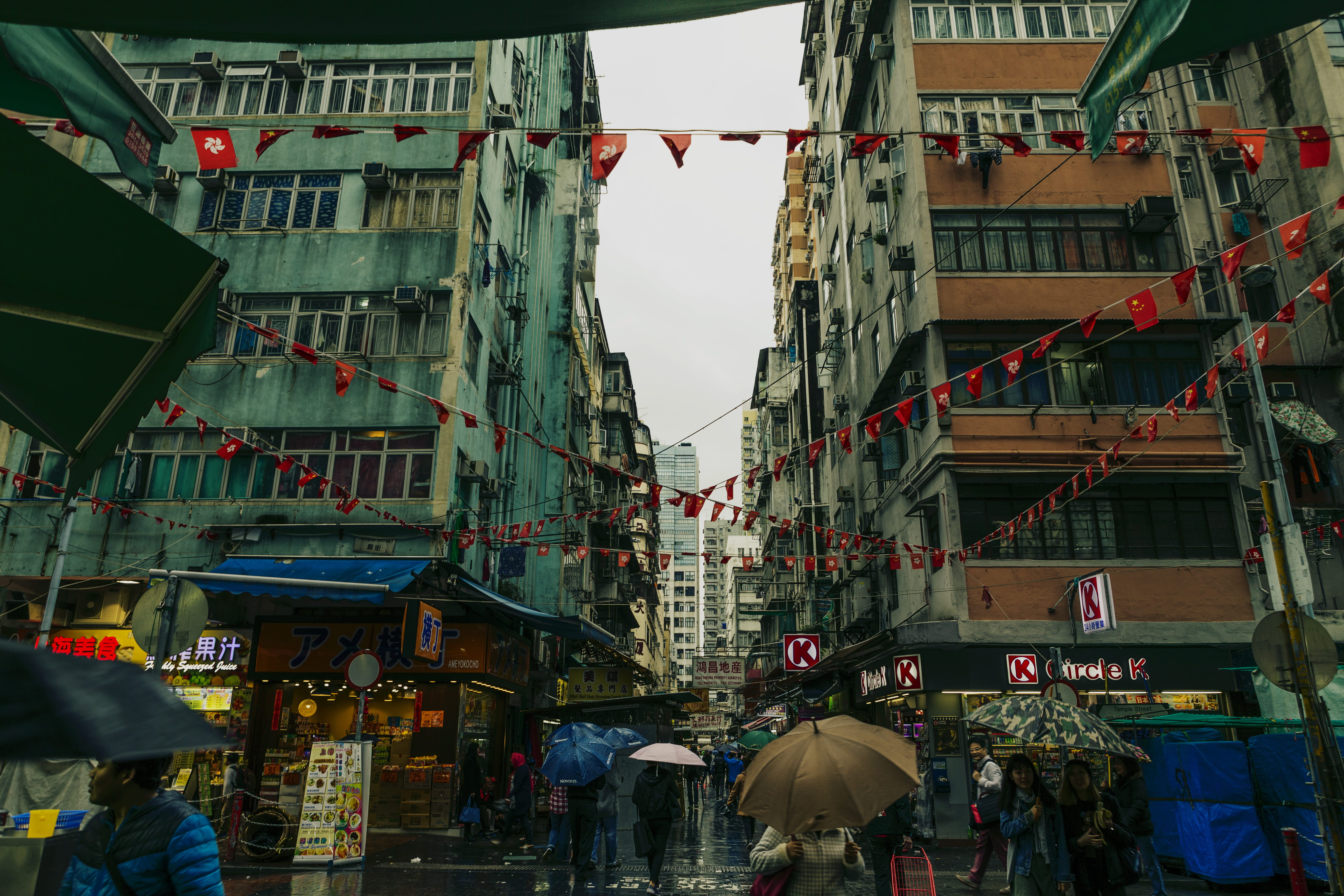 5K, day, rainy, rain, building, building exterior, large group of people, lifestyles, outdoors, street, old, architecture, crowd, matrix, gloomy, men, HD Wallpaper