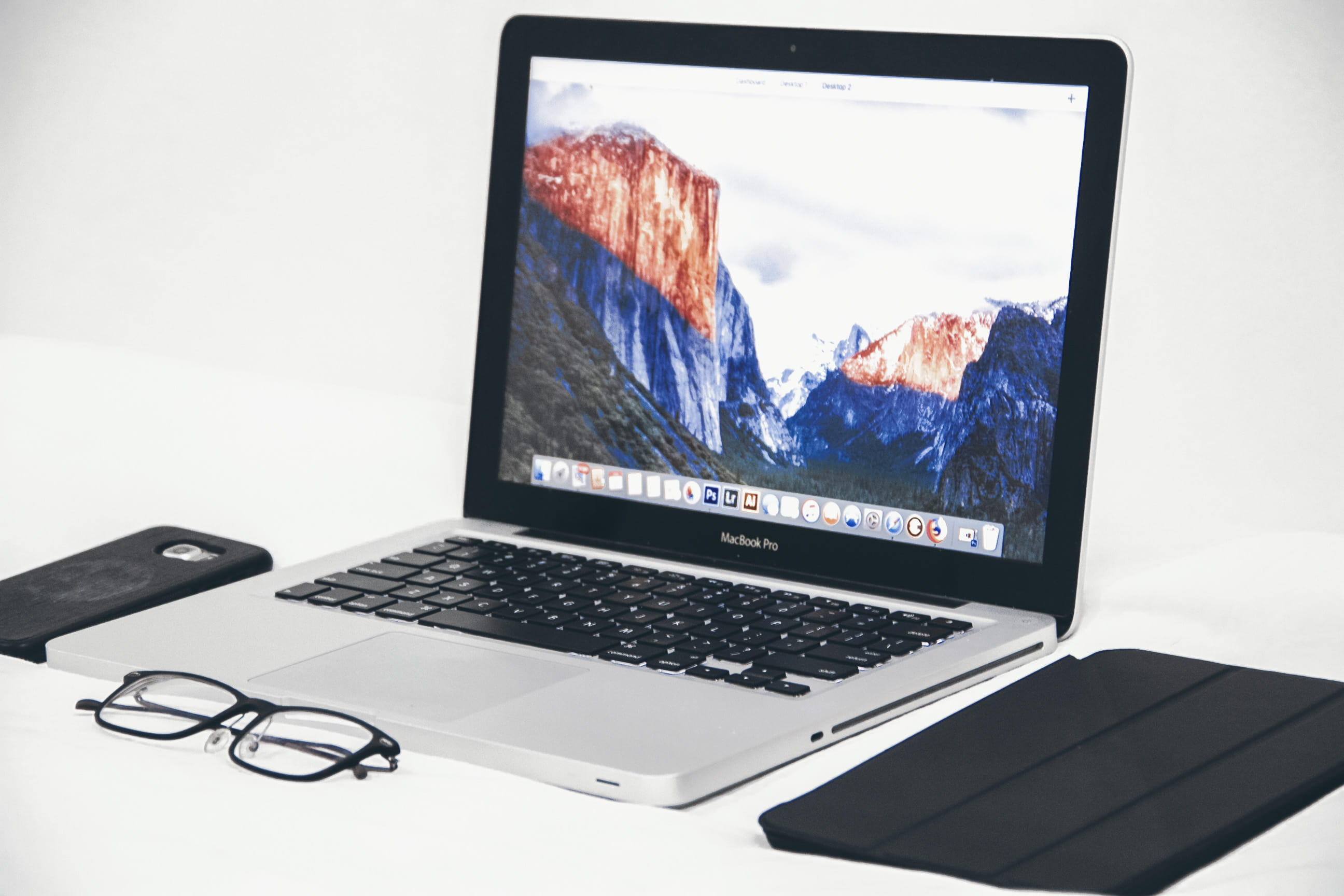  portability, electronics, studio shot, blank, macbook, ipad, indoors, monitor, data, screen, keyboard, equipment, no people, eyeglasses, group of objects, HD Wallpaper