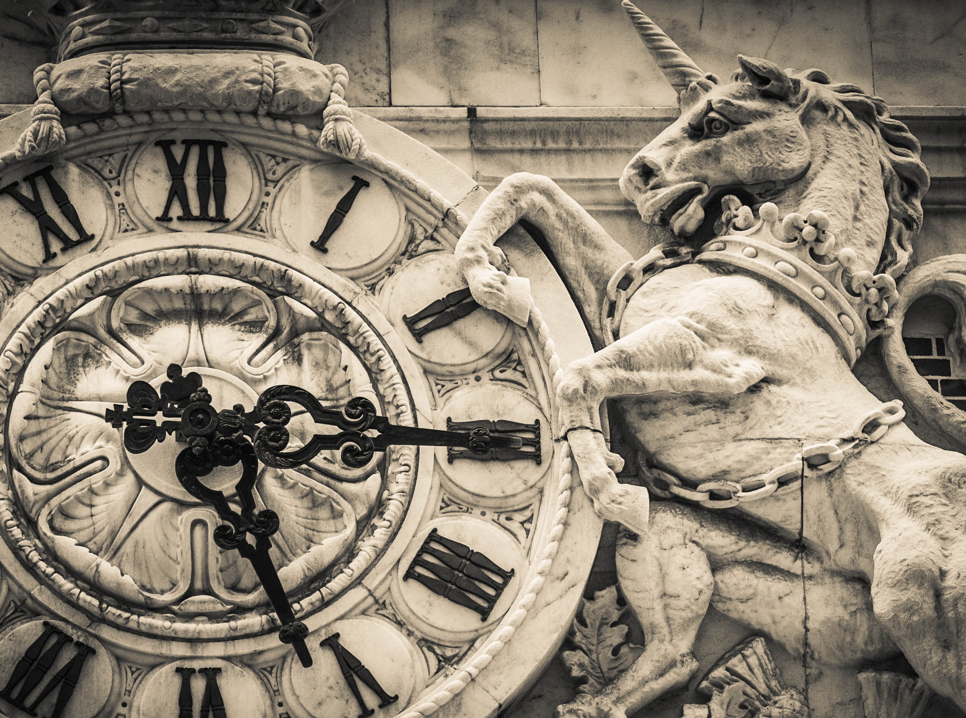 building exterior, history, representation, 4K, Sculpture, financialdistrict, low angle view, no people, time, money, clock face, male likeness, HD Wallpaper