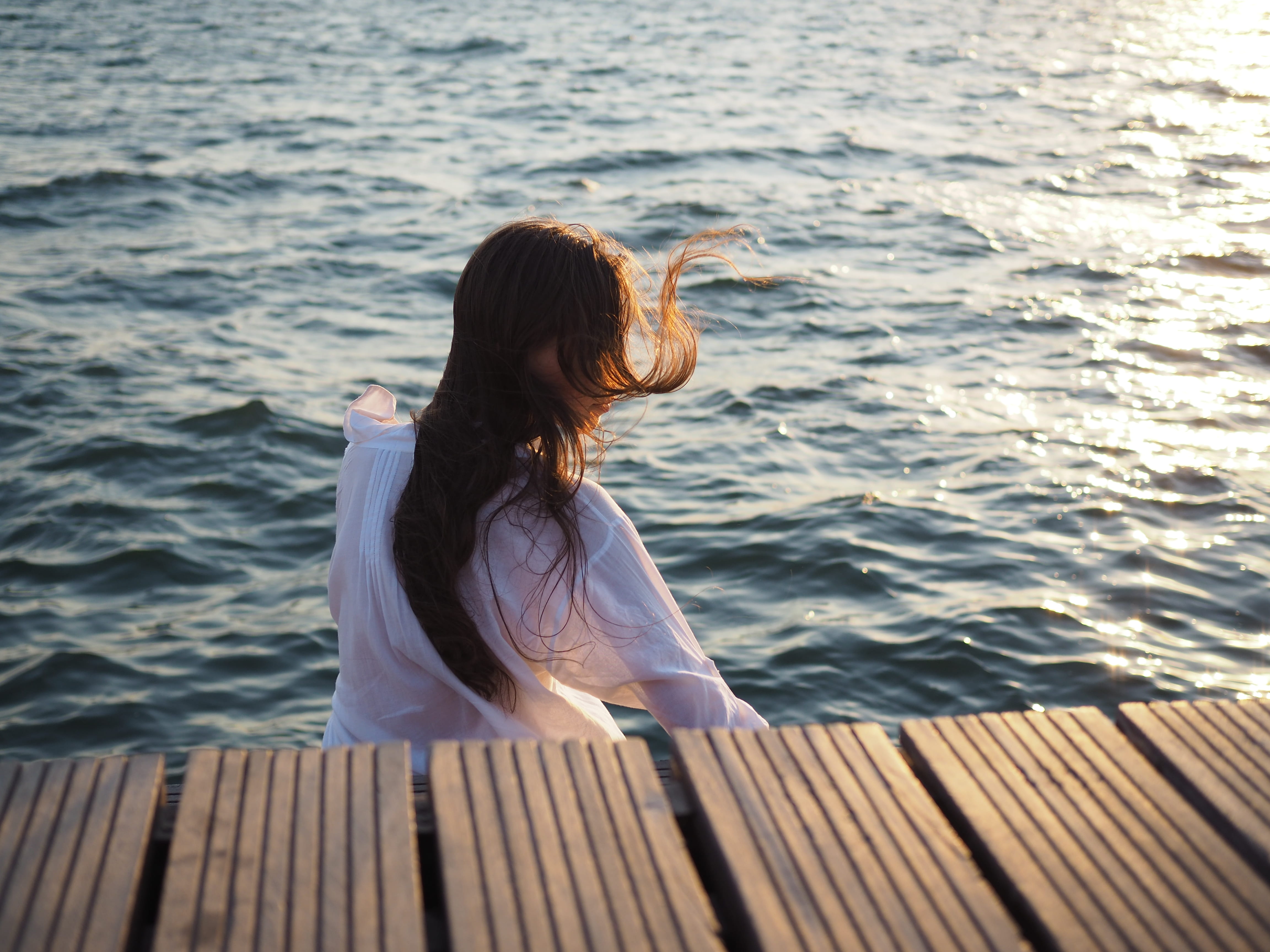 lifestyles, woman, outdoors, pier, white, long, sunlight, wind, top, 4K, retrato, sleeved, hairstyle, water, standing, girl, body, wearing, casual clothing, HD Wallpaper