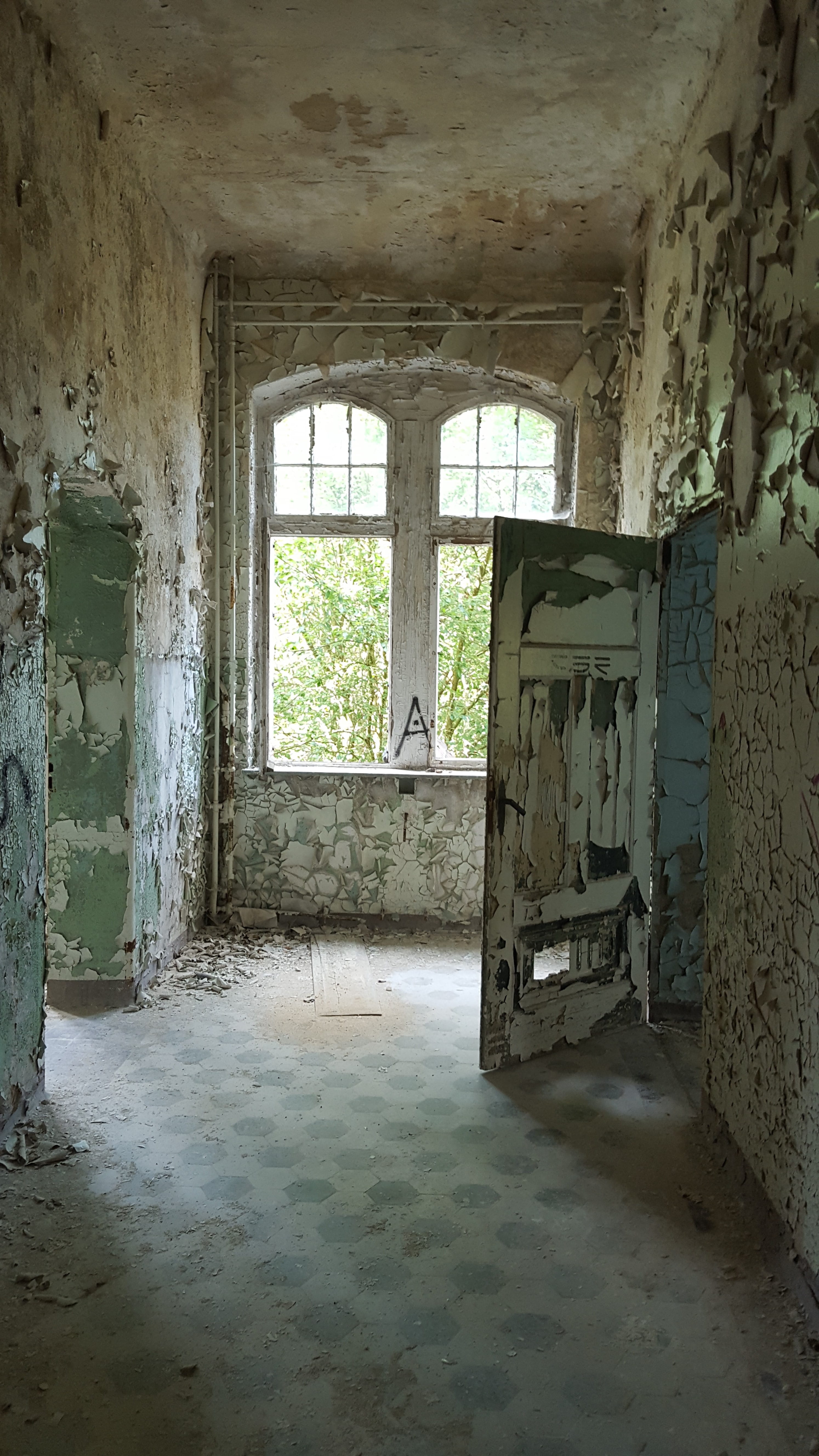 obsolete, architecture, damaged, indoors, messy, building, ruined, deterioration, no people, decline, white, bad condition, urbex, dirty, window, day, built structure, Phone HD Wallpaper