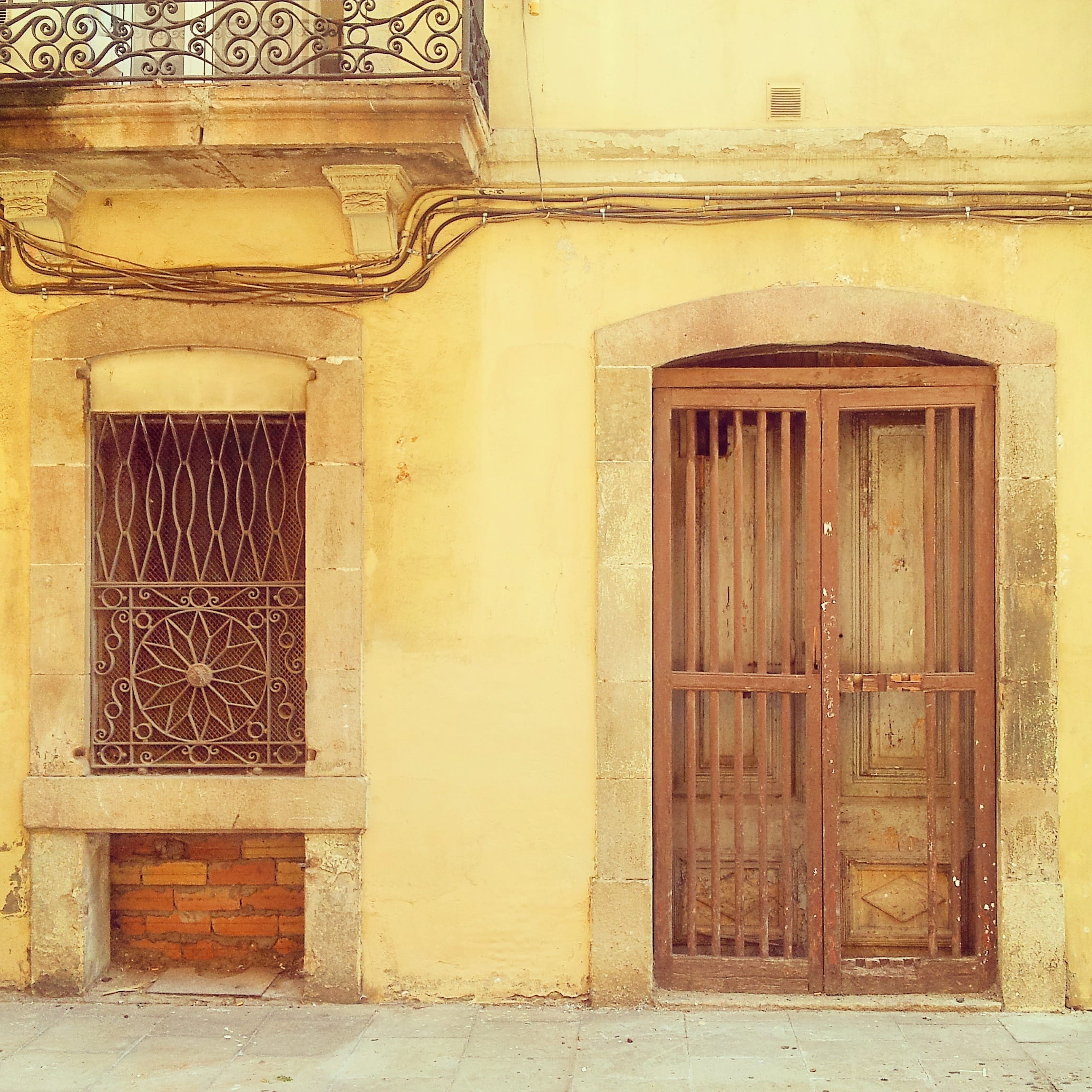 Facade, wall - building feature, architecture, entrance, Peaceful, old door, mansion, safety, wrought iron, house, old house, security, wood - material, Phone HD Wallpaper