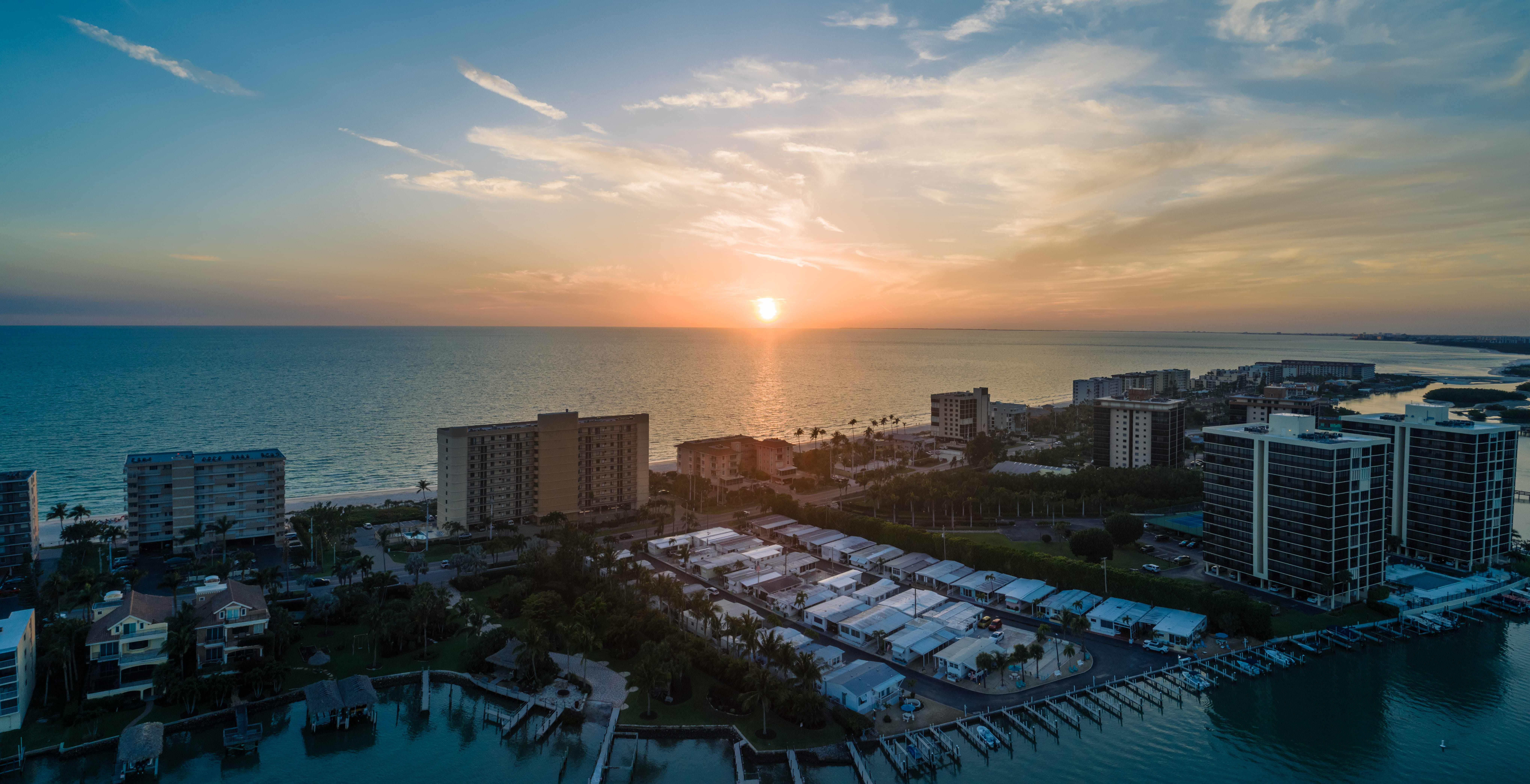 sunset, sea, sky, horizon over water, built structure, evening, skyscraper, cityscape, bay, cloud - sky, beach, harbor, waterfront, office building exterior, HD Wallpaper
