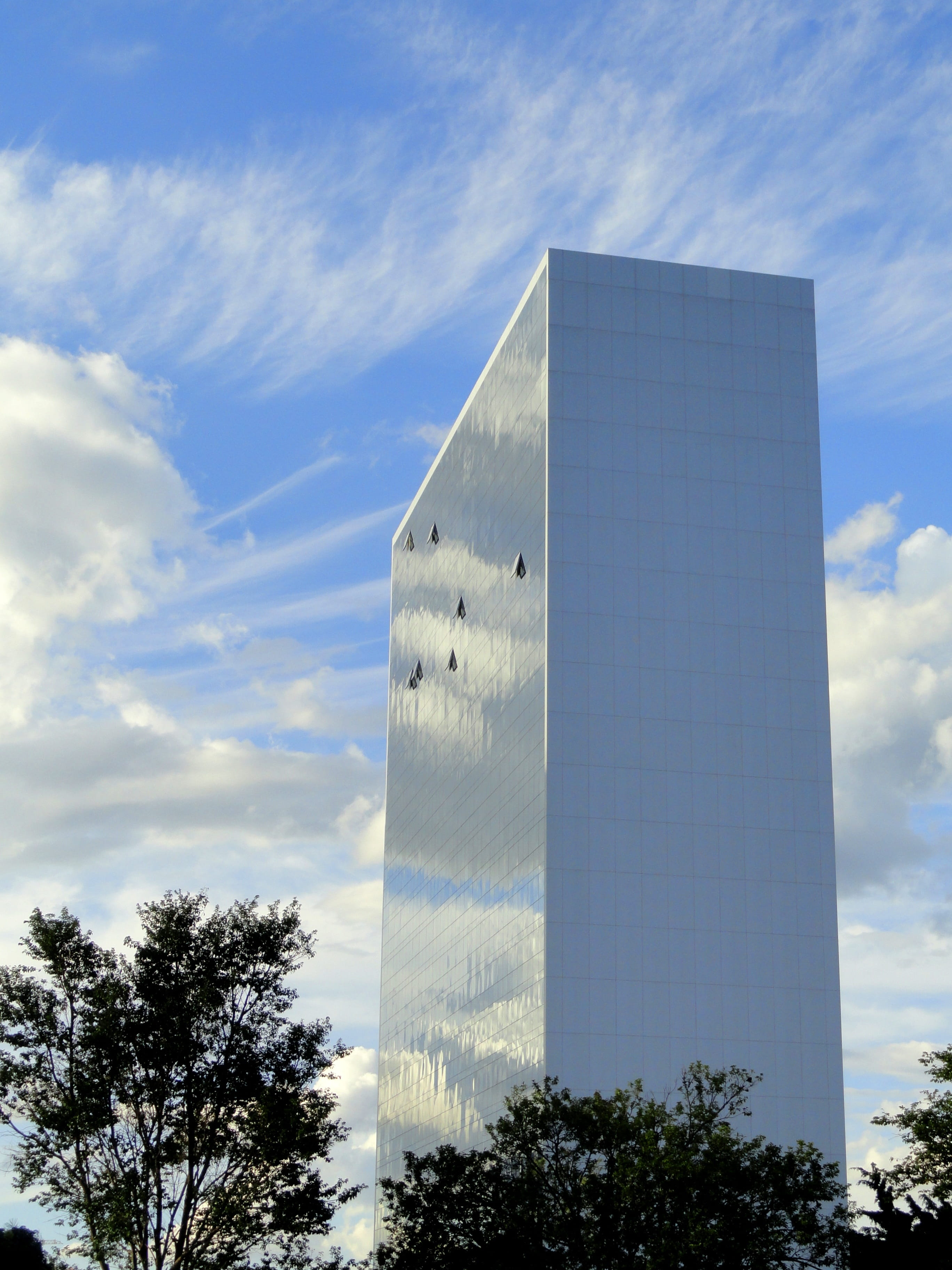 office, outdoors, building, glass - material, brazil, modern, nature, adminsitration, plant, tree, associação nacional, city, sky, reflection, low angle view, Phone HD Wallpaper