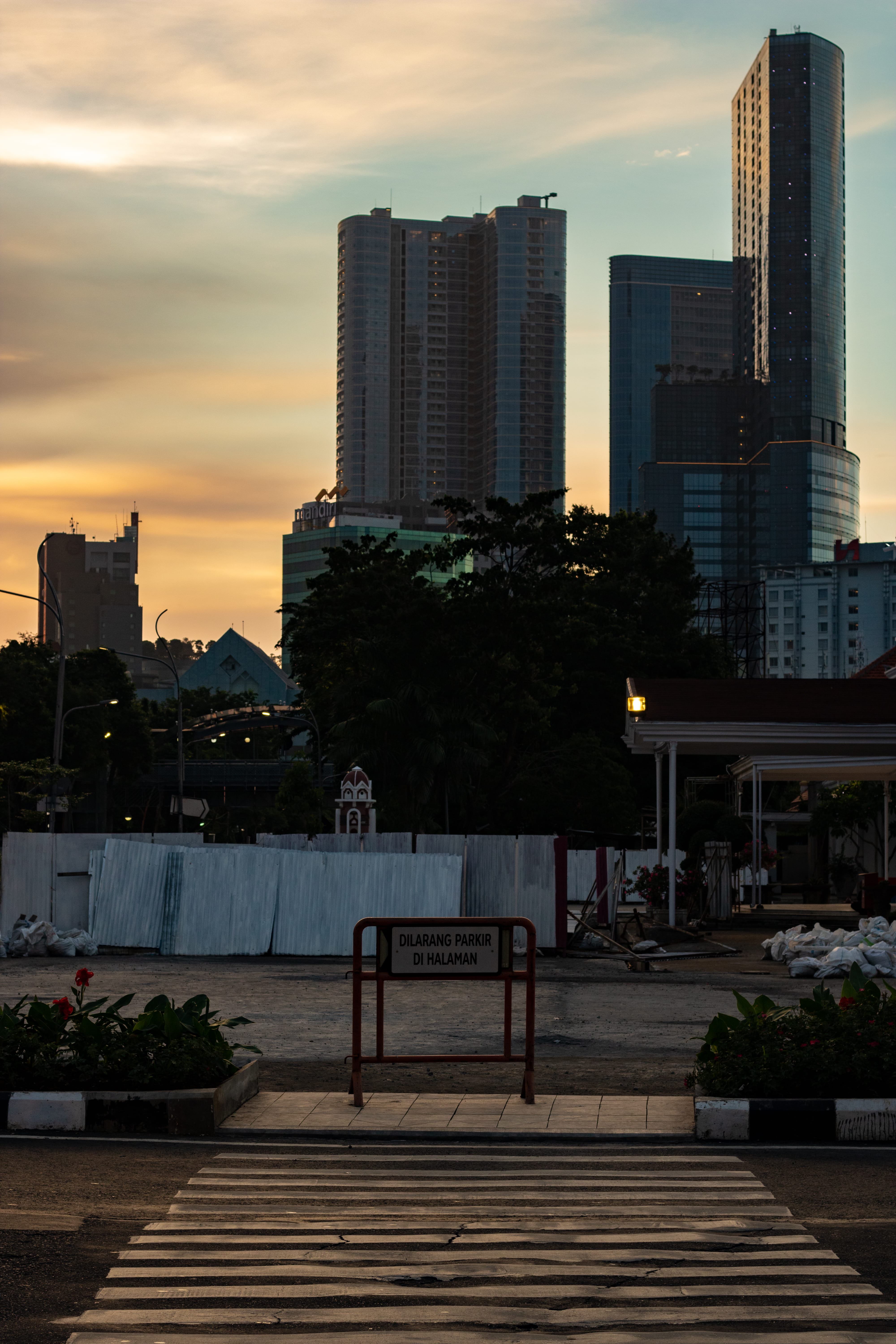 bench, 5K, jl yos sudarso, dusk, urban, indonesia, plant, office building, outdoors, office building exterior, surabaya, sky, spire, sunset, building exterior, Phone HD Wallpaper