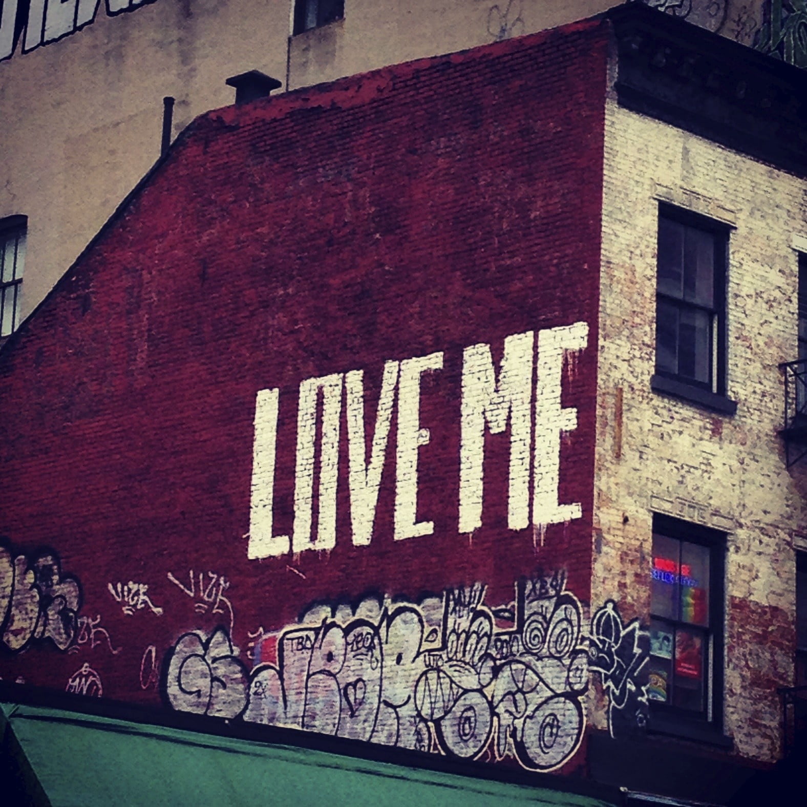urban, no people, art and craft, day, building, red, western script, building exterior, window, mural, New York City, graffiti, wall - building feature, Phone HD Wallpaper