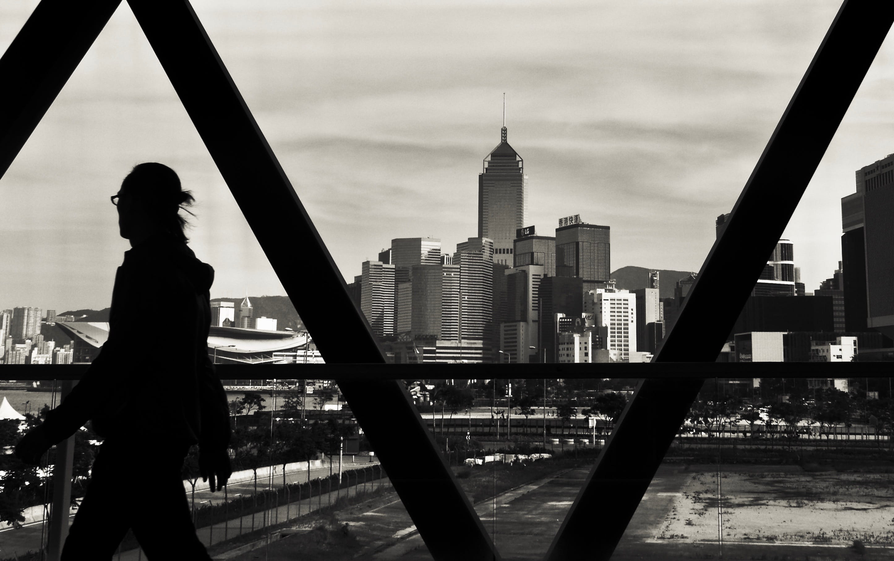 b/w, one person, tall - high, building exterior, spire, tower, travel destinations, real people, city, city life, 2K, outdoors, cloud - sky, lifestyles, HD Wallpaper