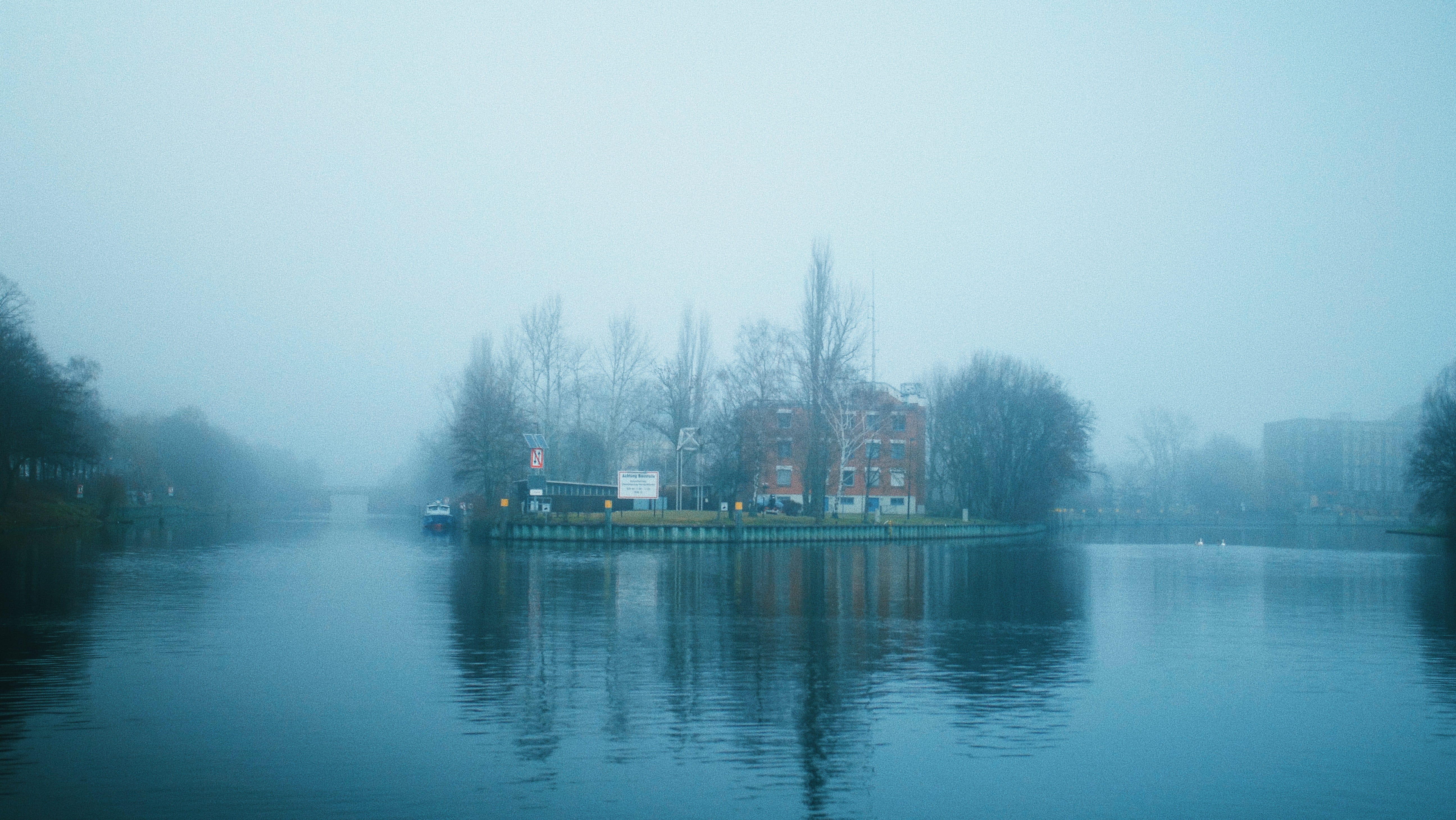 building exterior, berlin, tranquility, reflection, 5K, waterfront, gh4, built structure, winter, lake, passenger craft, gh5, fog, architecture, no people, HD Wallpaper