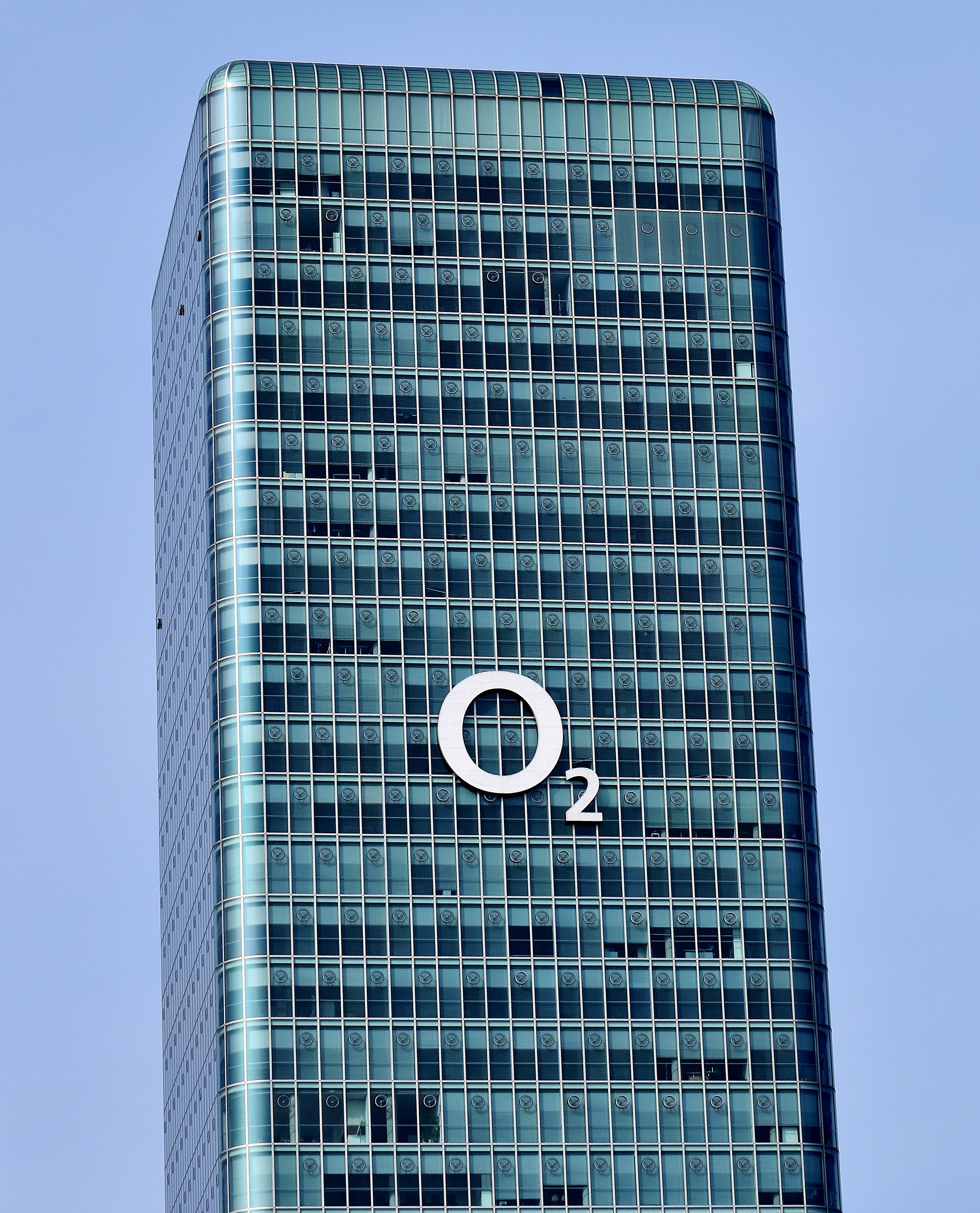 clear sky, shape, office building exterior, office building, tower, munich, sky, glass, modern, 2K, moosach, cuboid, o2 tower, skyscraper, metal, blue, Phone HD Wallpaper