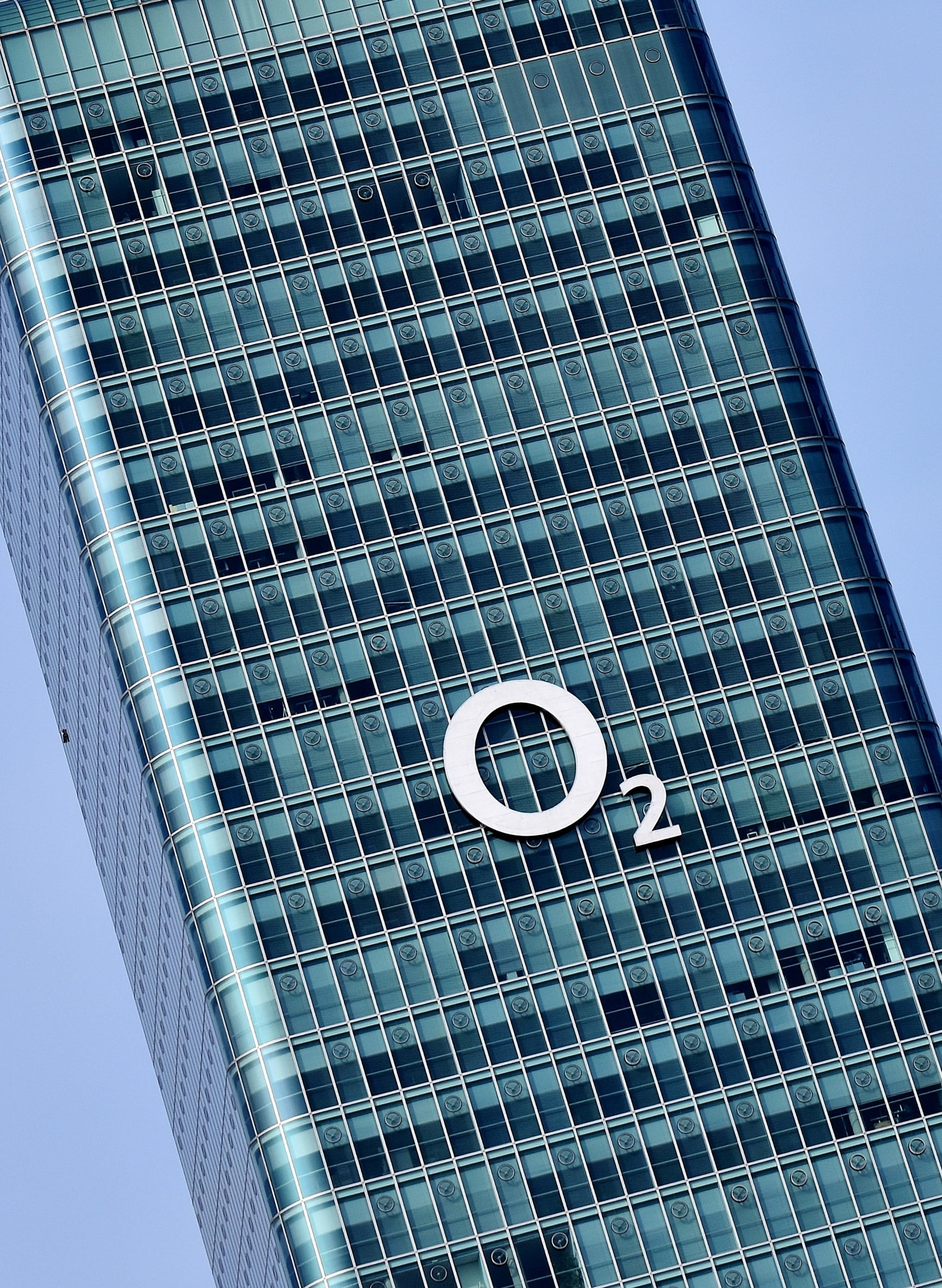 moosach, metal, low angle view, no people, glass panes, nature, hochhaus uptown münchen, office tower, geometric shape, window, discs, office building, Phone HD Wallpaper