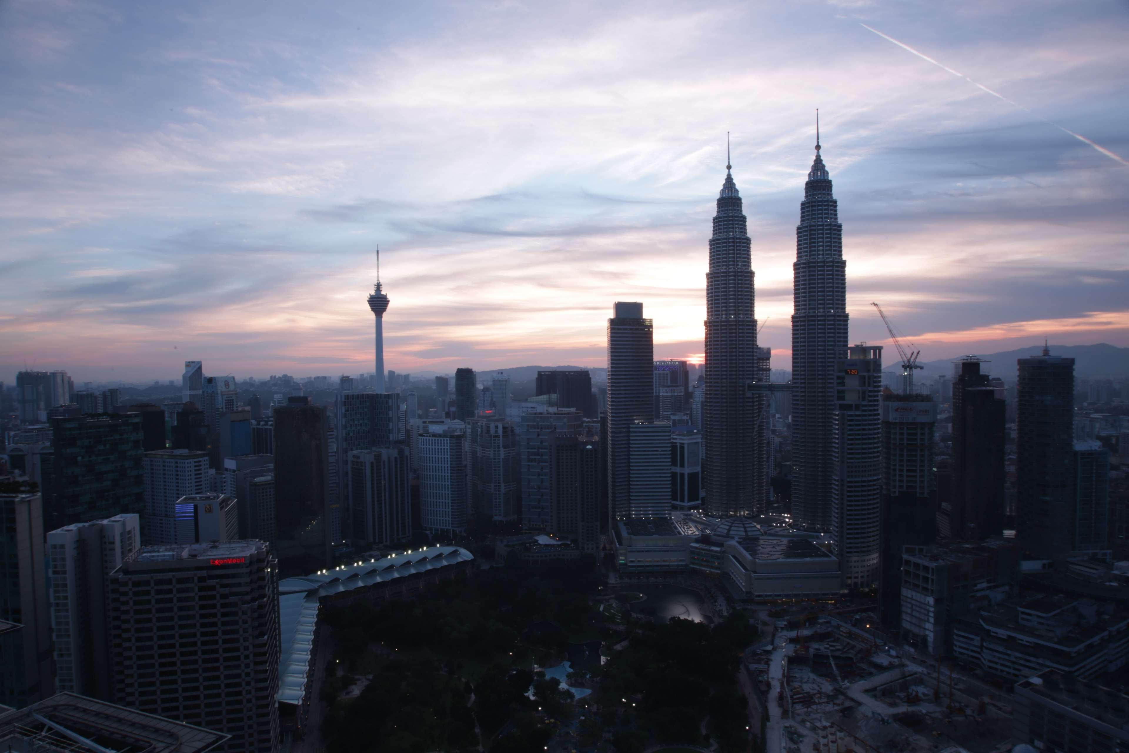 crowded, tall - high, kuala, outdoors, built structure, cloud - sky, skyline, 4K, sunset, city, twin, petronas, spire, tourism, building exterior, urban skyline, HD Wallpaper